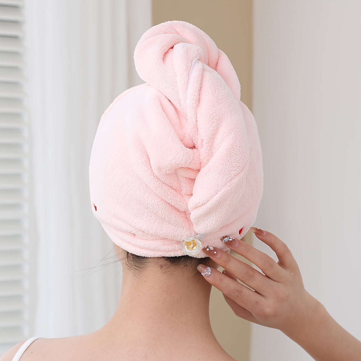 Быстросохнущая полотенце-капюшон для волос с вышитыми сердечками, мягкая и впитывающая, идеально подходит для использования в ванной. Игривый дизайн с вязаной текстурой.