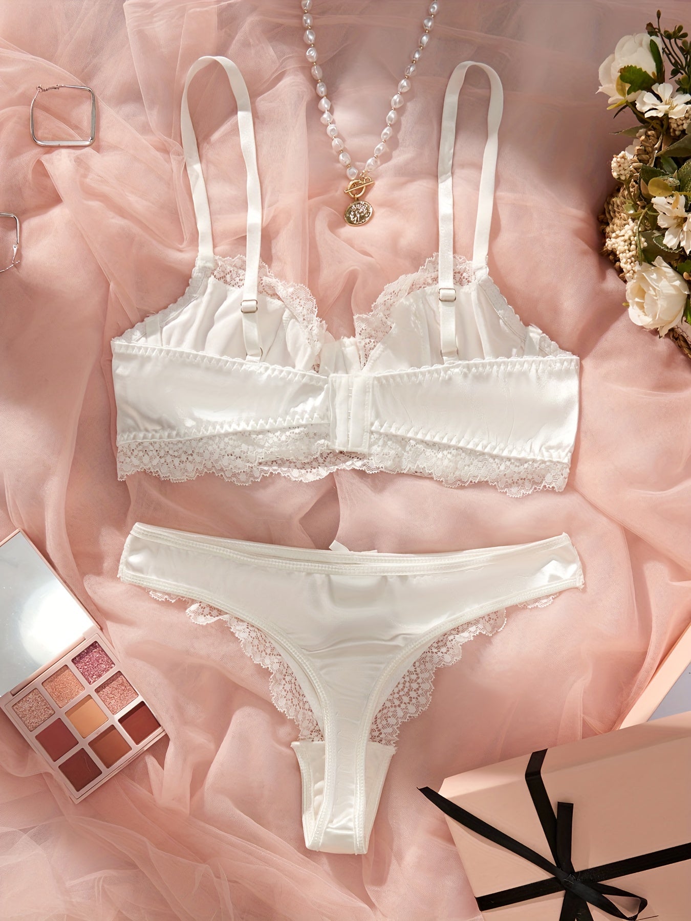 Ayollar uchun jozibali ichki kiyim to'plami