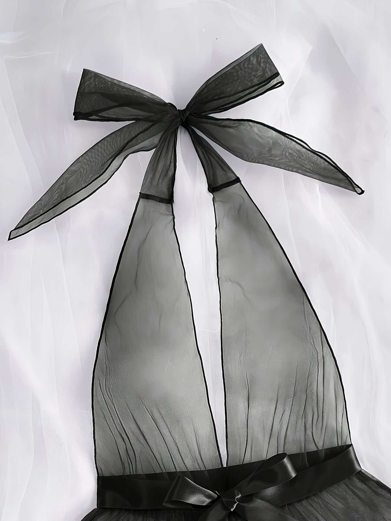 Shaffof halter bo'yin bodysuit - ichki kiyimlar kiritilmagan.