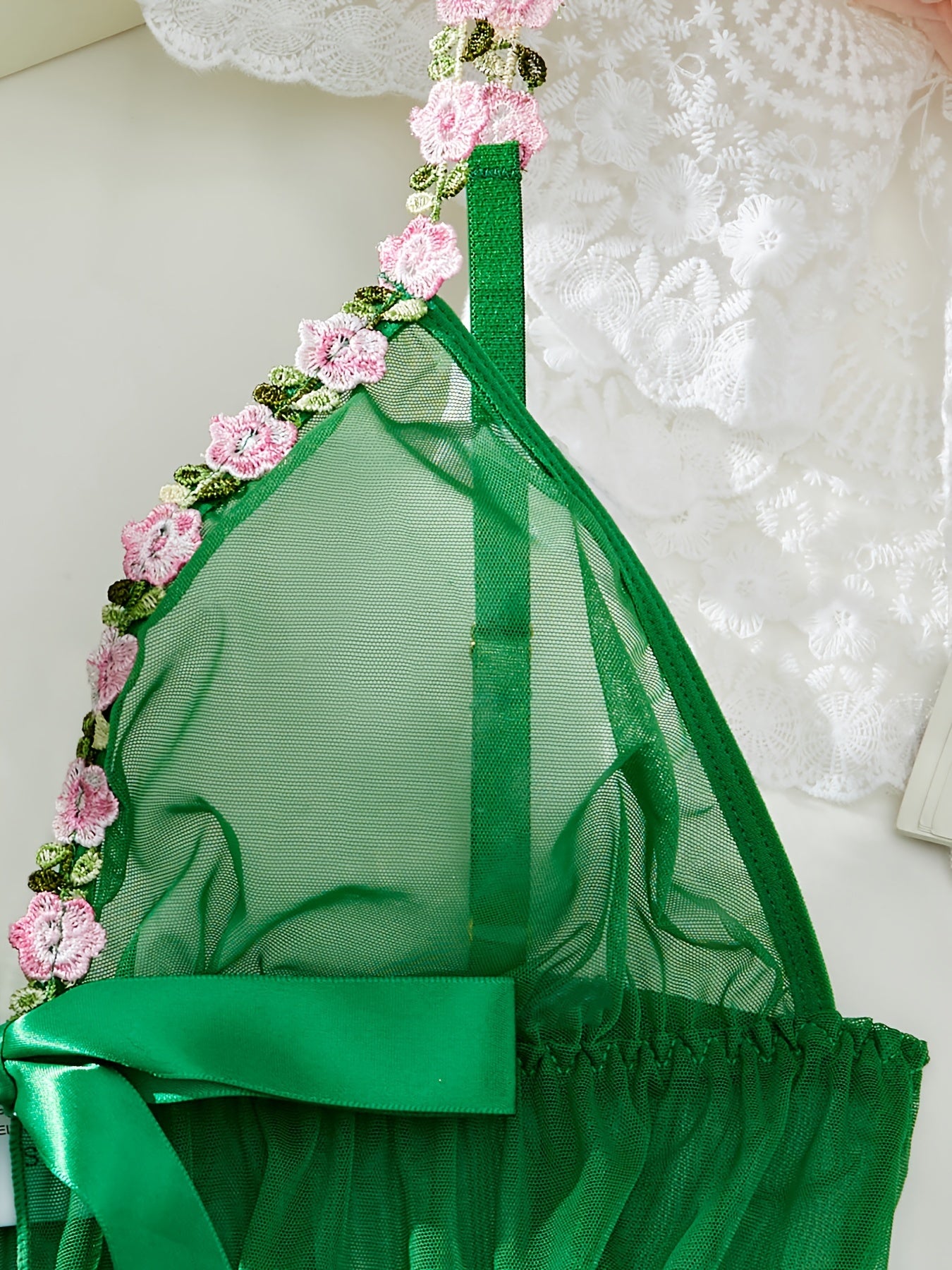 Ayollar uchun yashil saten uyqu to'plami, ro'be va mos keladigan ichki kiyimni o'z ichiga oladi, elastik to'qima, kattalar uslubi, bir xil rang, polyester, kattalar o'lchami.