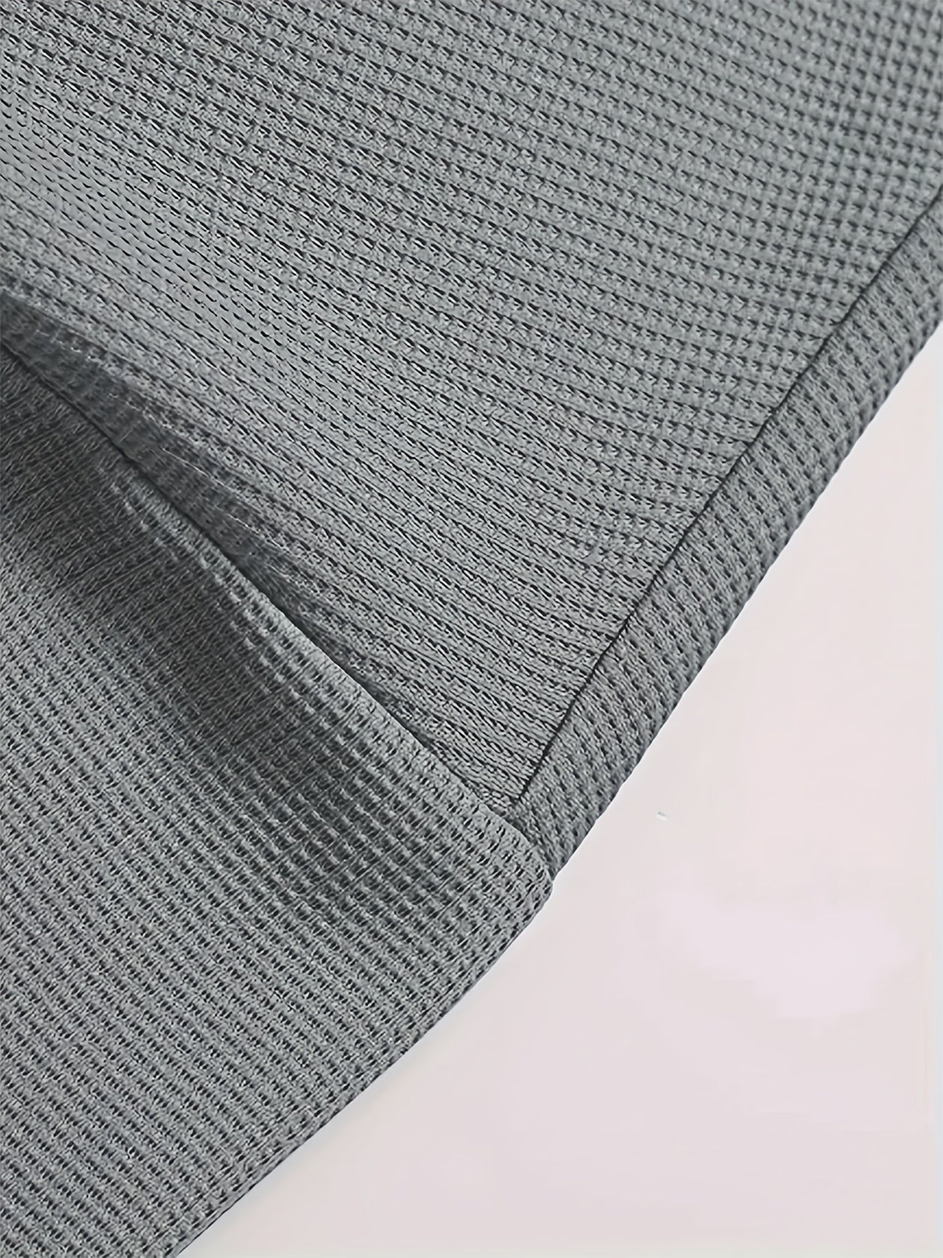 Erkaklar uchun tasodifiy vafli to'qilgan pijama to'plami, kulrang va qora rangda, qisqa yengli yuqori va elastik belga ega shortlar. Quyi qismida aplikatsiya bezaklari va qulaylik uchun yumshoq polyester mato mavjud.