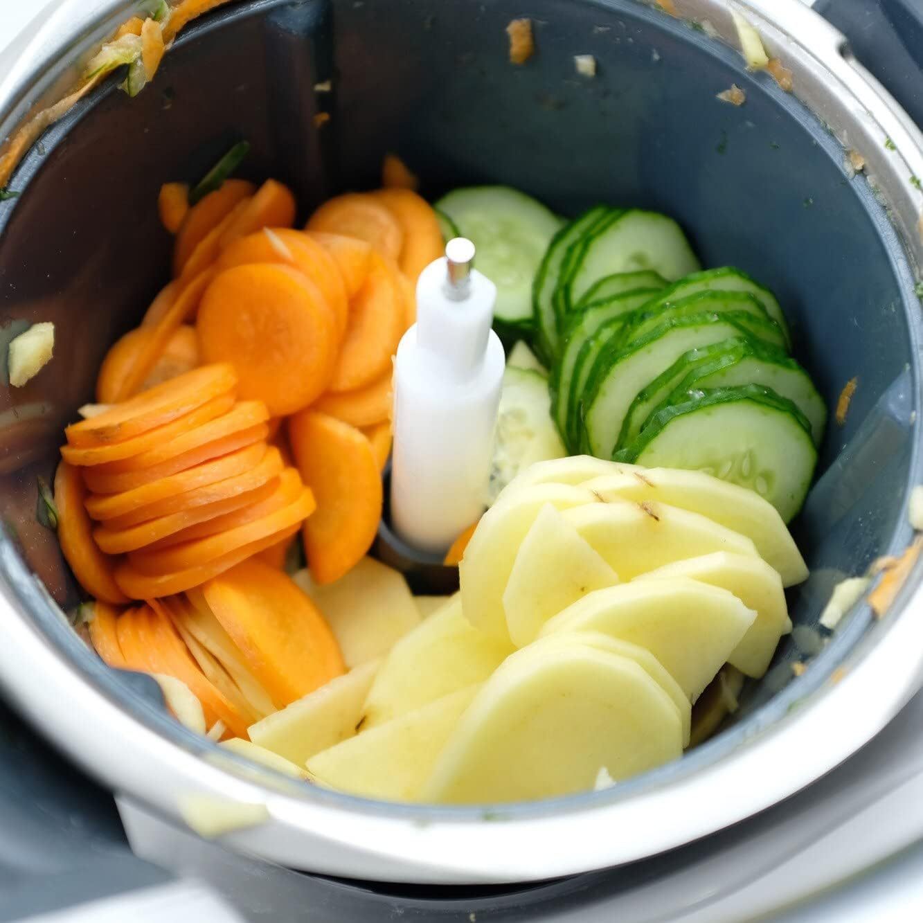 "Thermomix TM6 va TM5 uchun ko'p maqsadli sabzavot maydalagich aksessuari - zanglamas po'latdan yasalgan, ikki kesuvchi pichoq bilan jihozlangan, idish-tovoq tozalash mashinasida oson tozalanadi, kesish va kubik shaklida kesish uchun ideal"