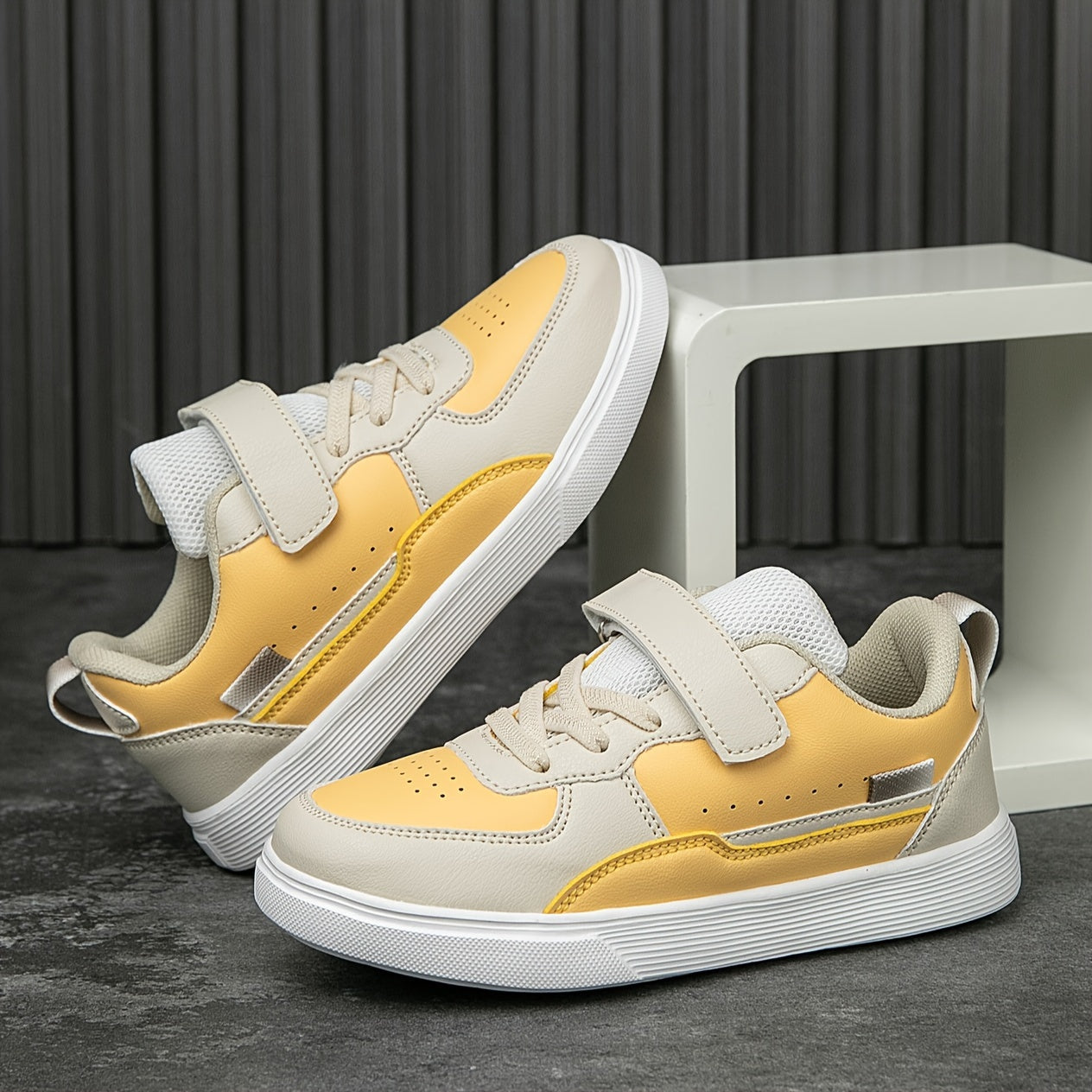 Ichki va tashqi foydalanish uchun ideal bo'lgan ko'p funksiyali krossovkalar, tasodifiy yugurish dizayni bilan. Bog'ichlar bilan kiyish oson, yengil, havo o'tkazuvchi va qulay. Zamonaviy yangi kelishlar.