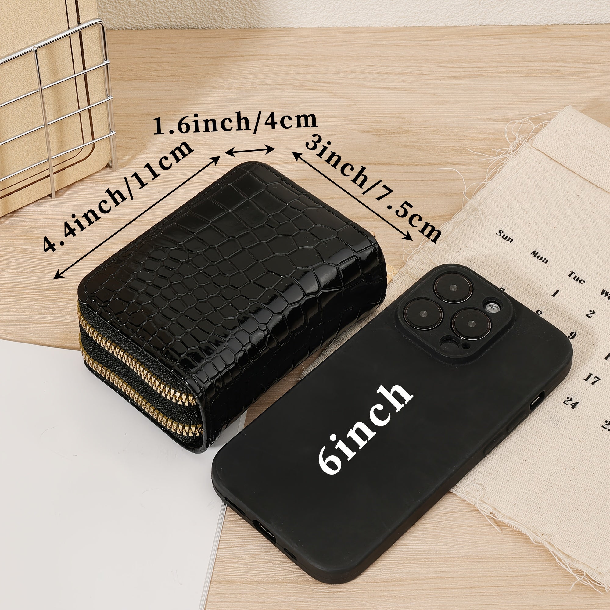 Bir nechta slotlari va zamonaviy fermuari bo'lgan mustahkam kredit karta saqlash sumkasi, maktab, yotoqxona va maktabga qaytish uchun zarur bo'lgan buyumlar uchun.