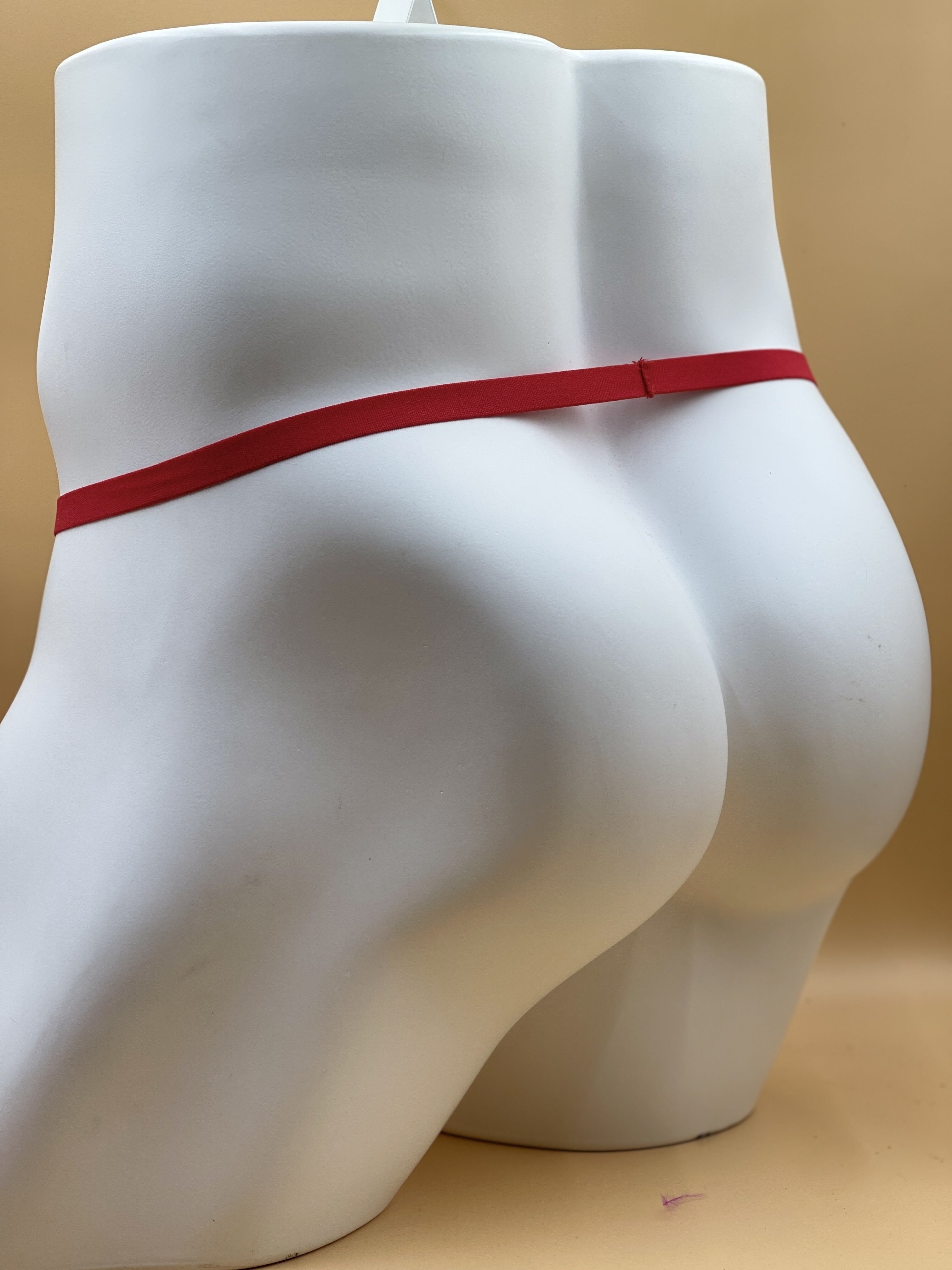 Erkaklar uchun jozibali, nafas oladigan thong uslubidagi ichki kiyimlar, sport qo'llab-quvvatlovchilari.