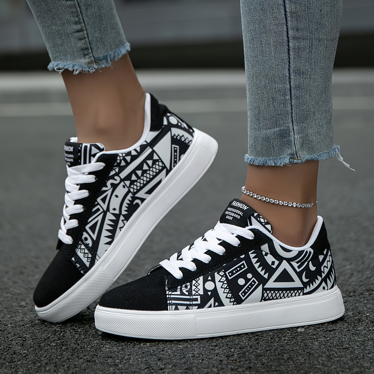 Women's Casual Skate Shoes Lightweight Anti-Slip Fabric Geometric Pattern for Outdoor and Daily Wear