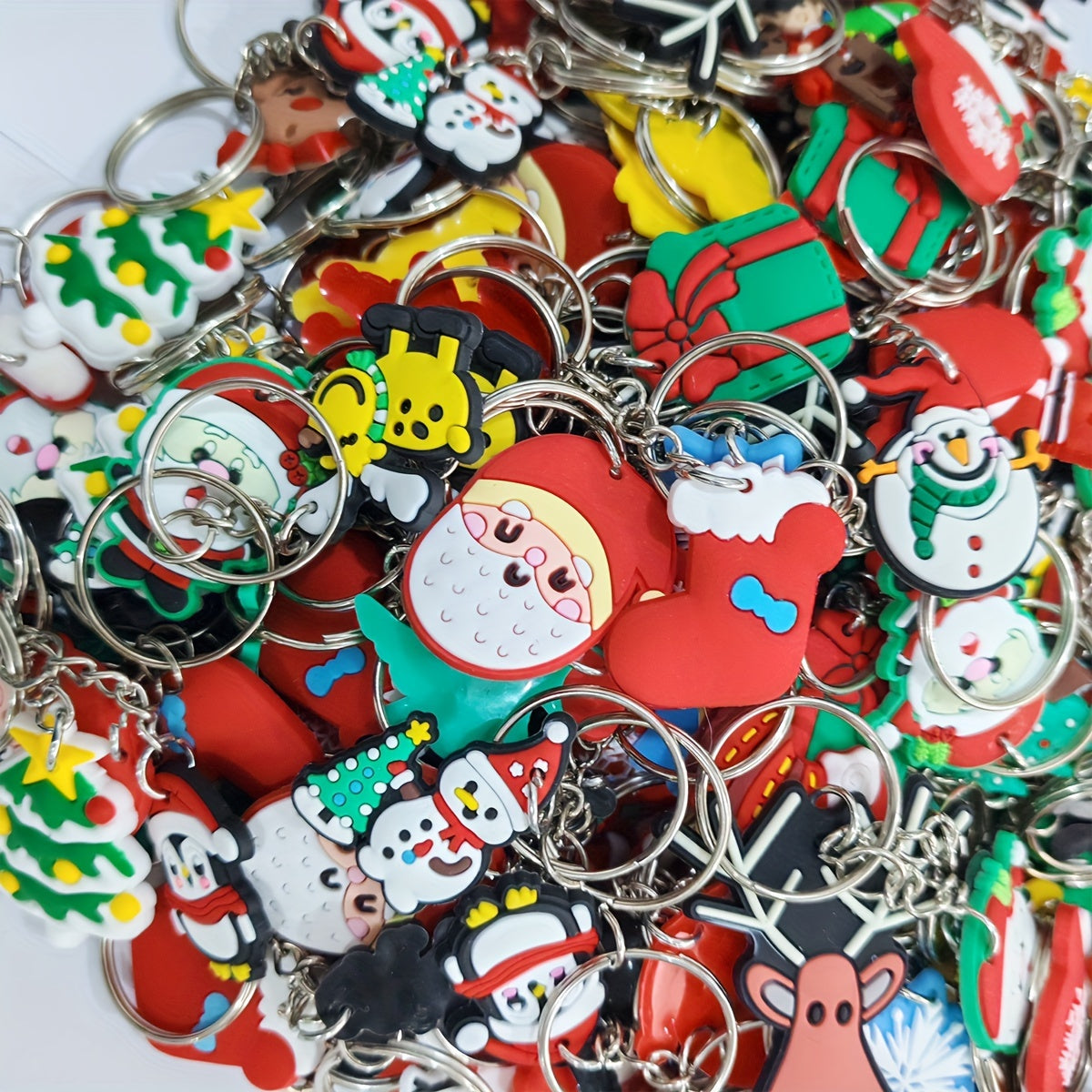 Лучший выбор: Набор из 45 рождественских мультяшных брелков, разнообразные дизайны из ПВХ - Идеально для подарков на вечеринках и подарков к началу учебного года