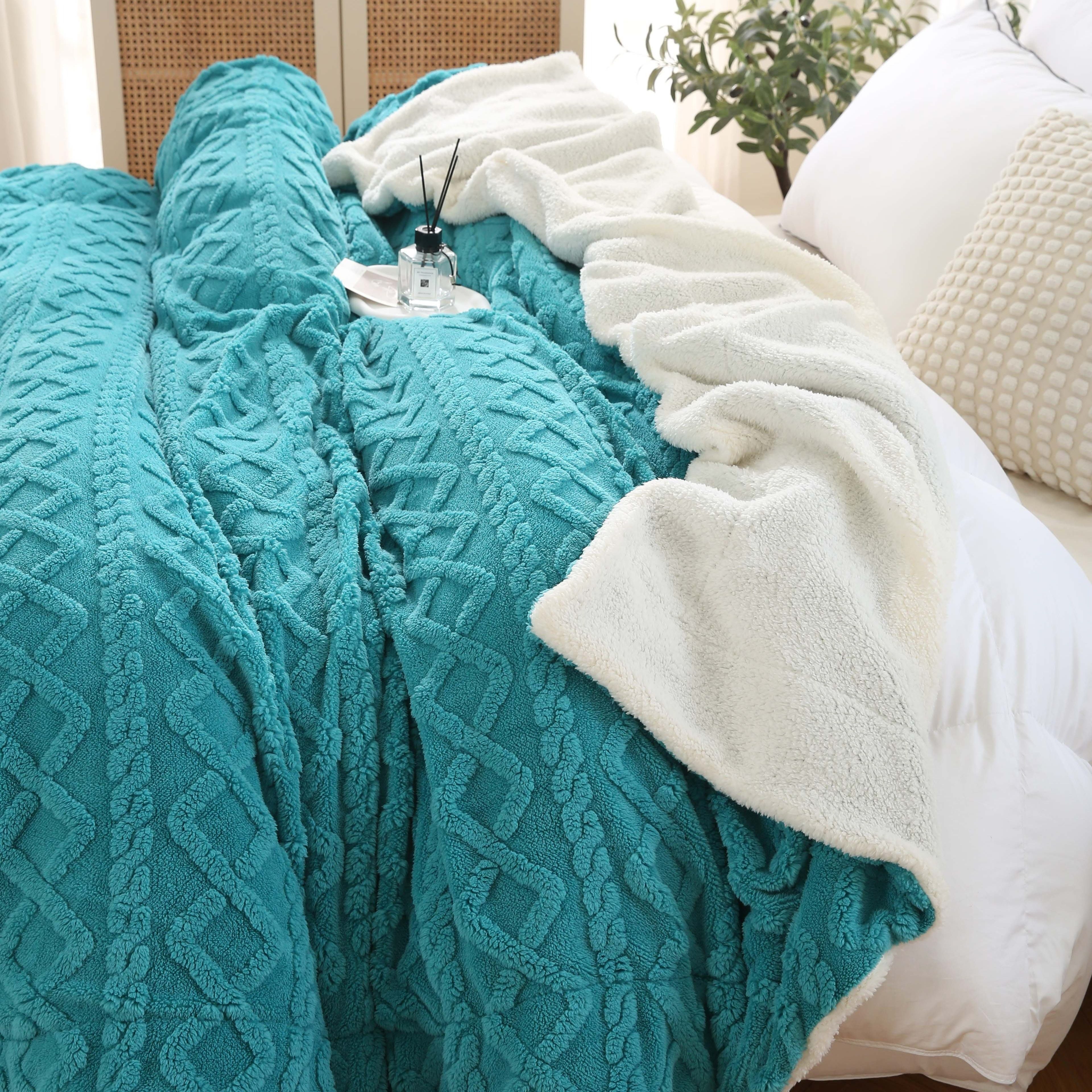 Double-Layer Ultra-Soft Blanket with Wave Pattern for All-Season Comfort