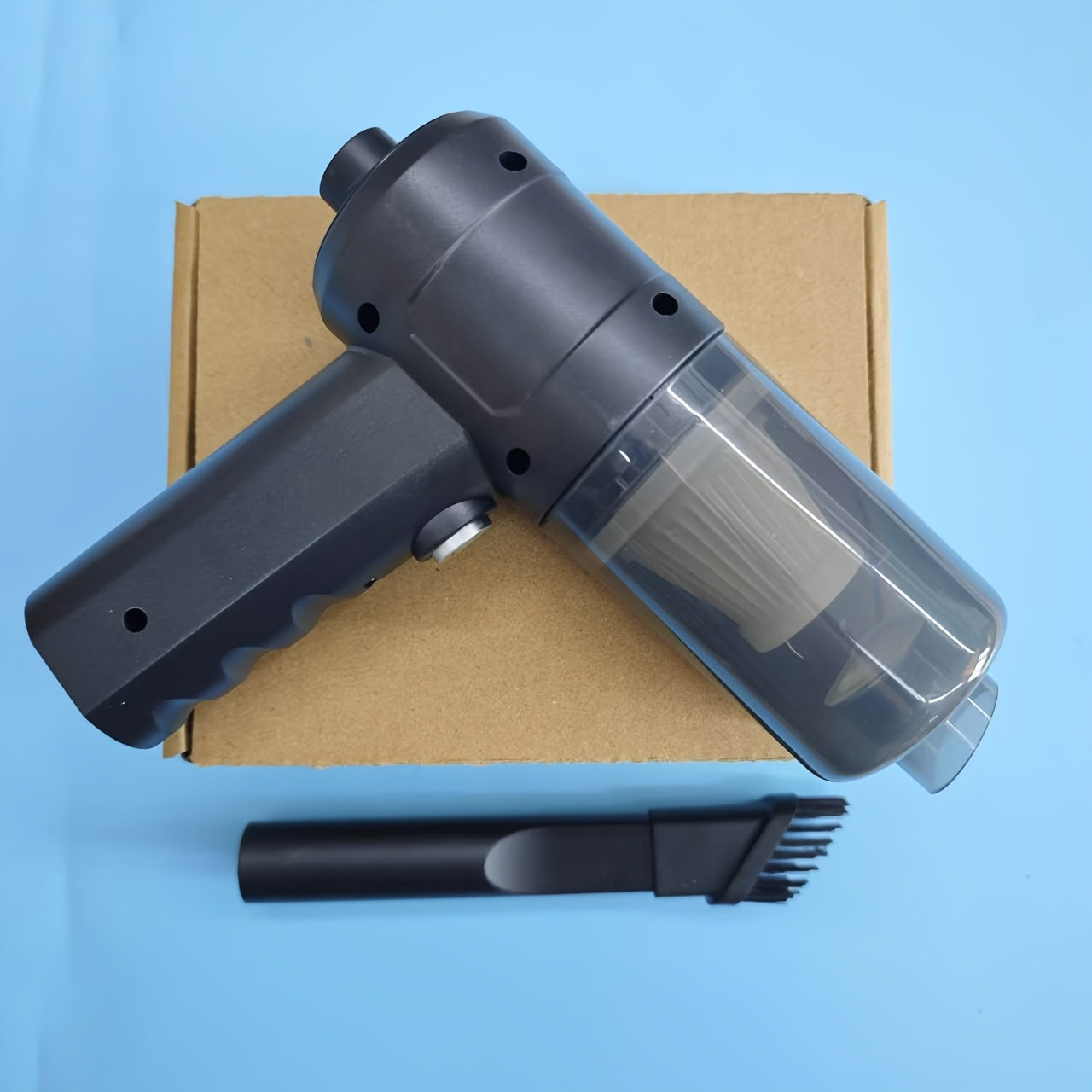 Yuqori xususiyatlarga ega, qayta zaryadlanadigan 2000mAh batareyasi, 3KPa so'rish quvvati va yuviladigan filtri bilan jihozlangan ixcham va portativ simsiz qo'l changyutgichi. Gilamlarni tozalash uchun ideal.