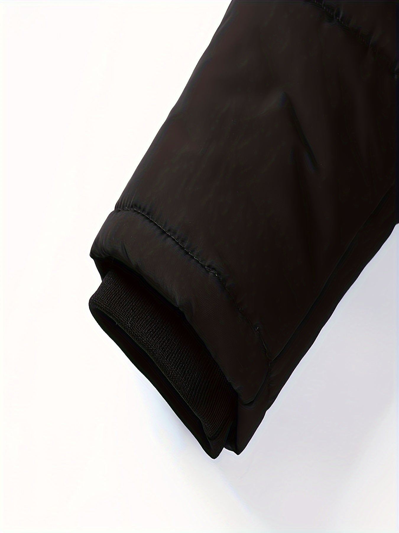 Erkaklar uchun dengiz ko'k qish palto, soxta mo'yna trim, yumshoq astar, zip/klip yopilishi, ko'p cho'ntakli dizayn. Mustahkam, iliq ochiq havoda kiyish uchun.