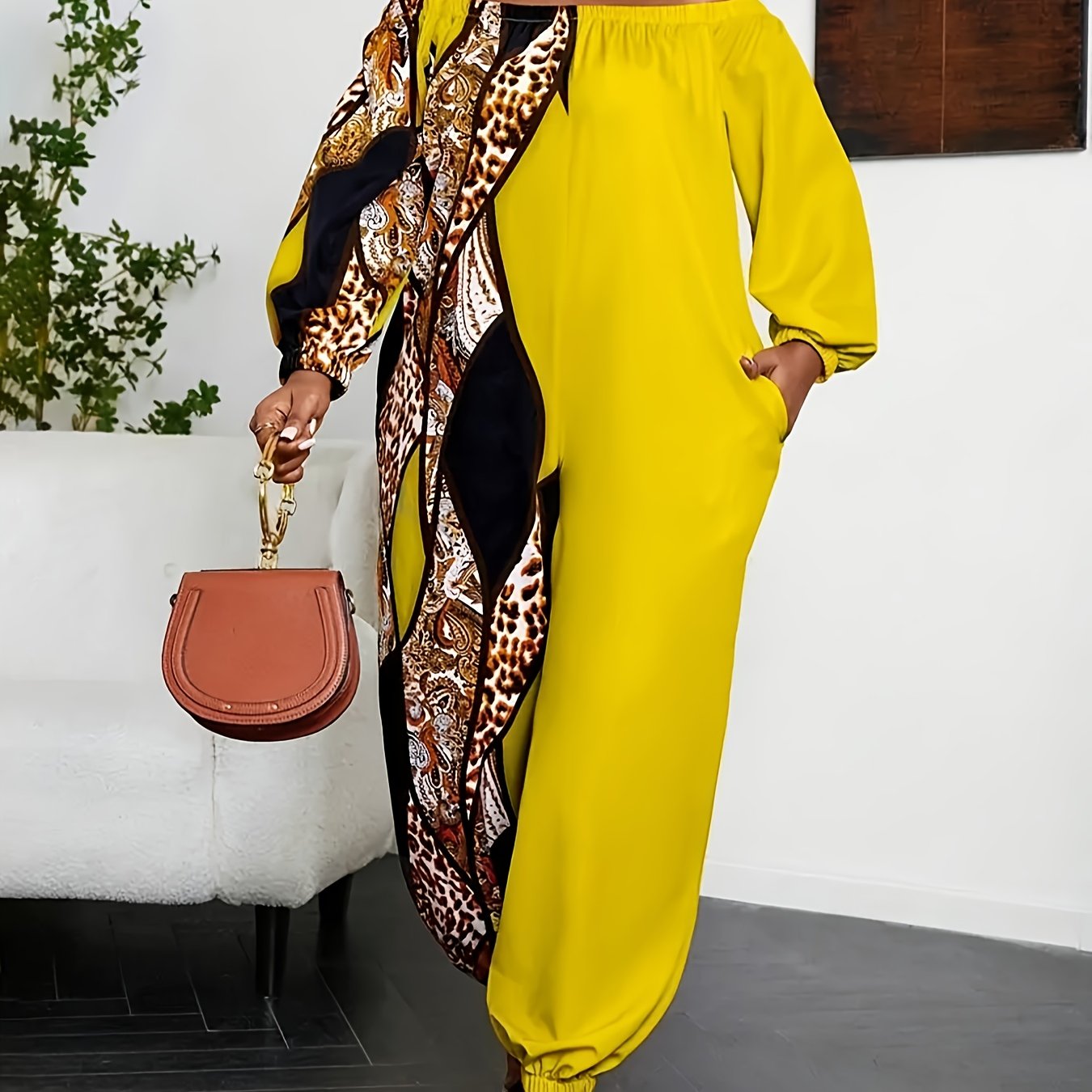 Mono de talla grande bohemio con hombros descubiertos, amarillo vibrante y negro con diseño geométrico