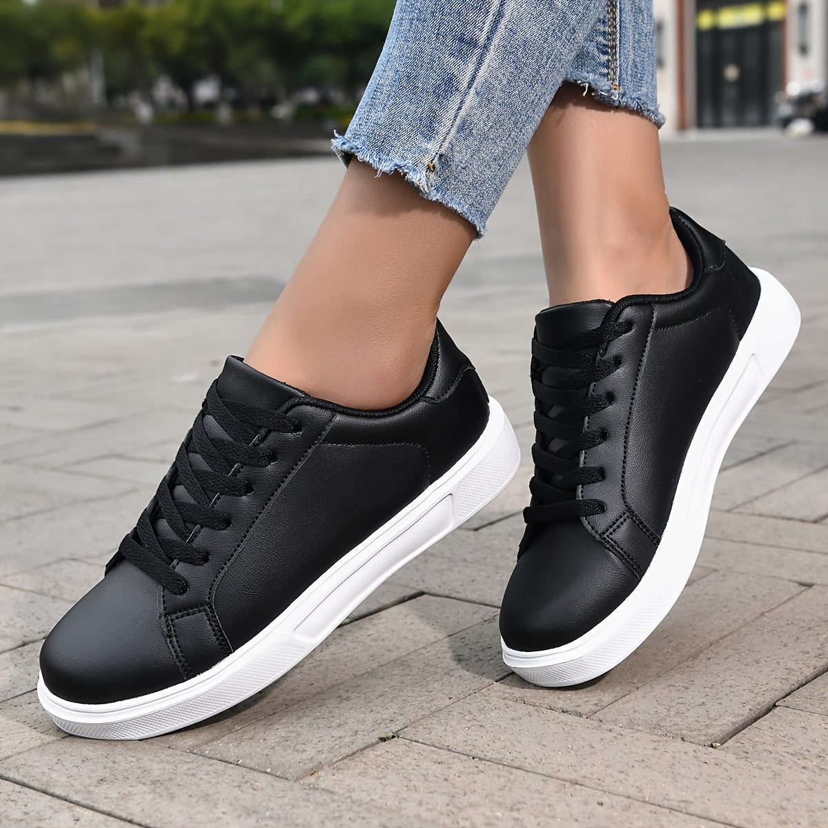 Ayollar uchun qora shoelace krossovkalar, ochiq havoda faoliyatlar uchun ko'p funksiyali va qulay.