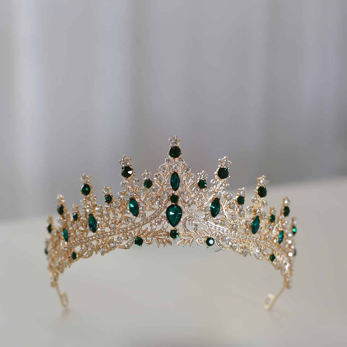 Corona de novia con cristales brillantes para bodas y celebraciones