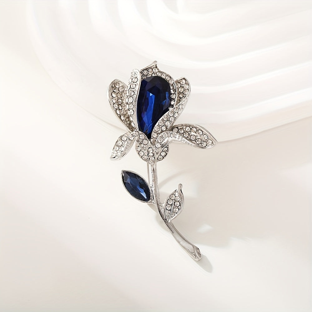 Элегантная, сверкающая кристальная брошь, украшенная роскошными лилиями - идеальный изысканный аксессуар для любого стильного наряда.