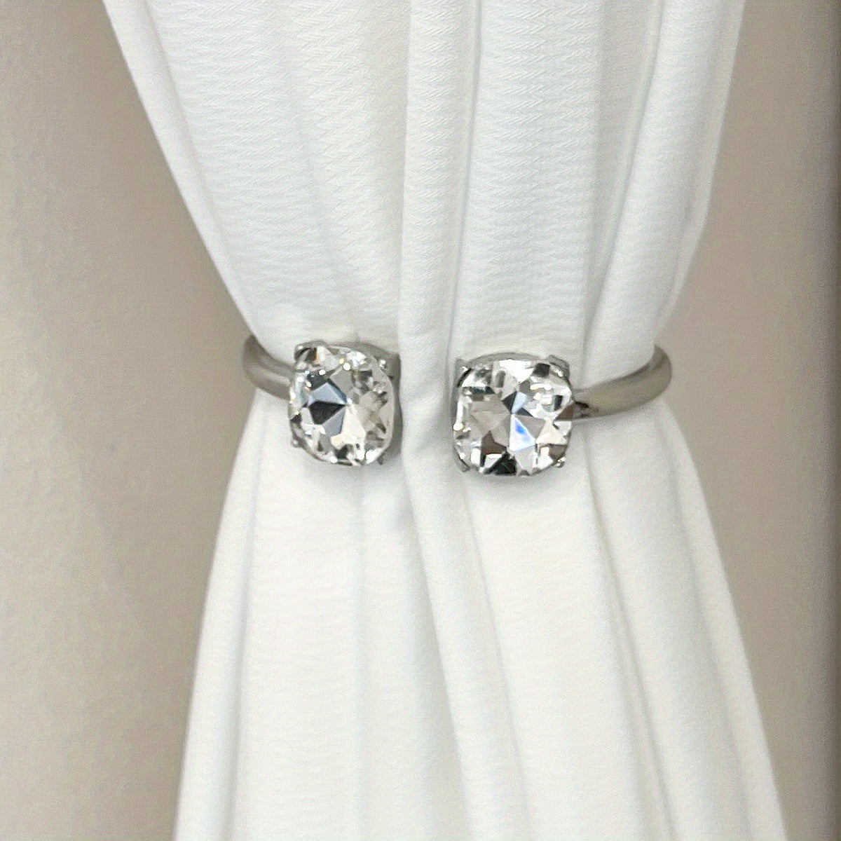 Zamonaviy minimalist pardalar bog'ichlari, oson o'rnatish uchun mo'ljallangan, yotoqxona, yashash xonasi va uy bezaklari uchun mos.