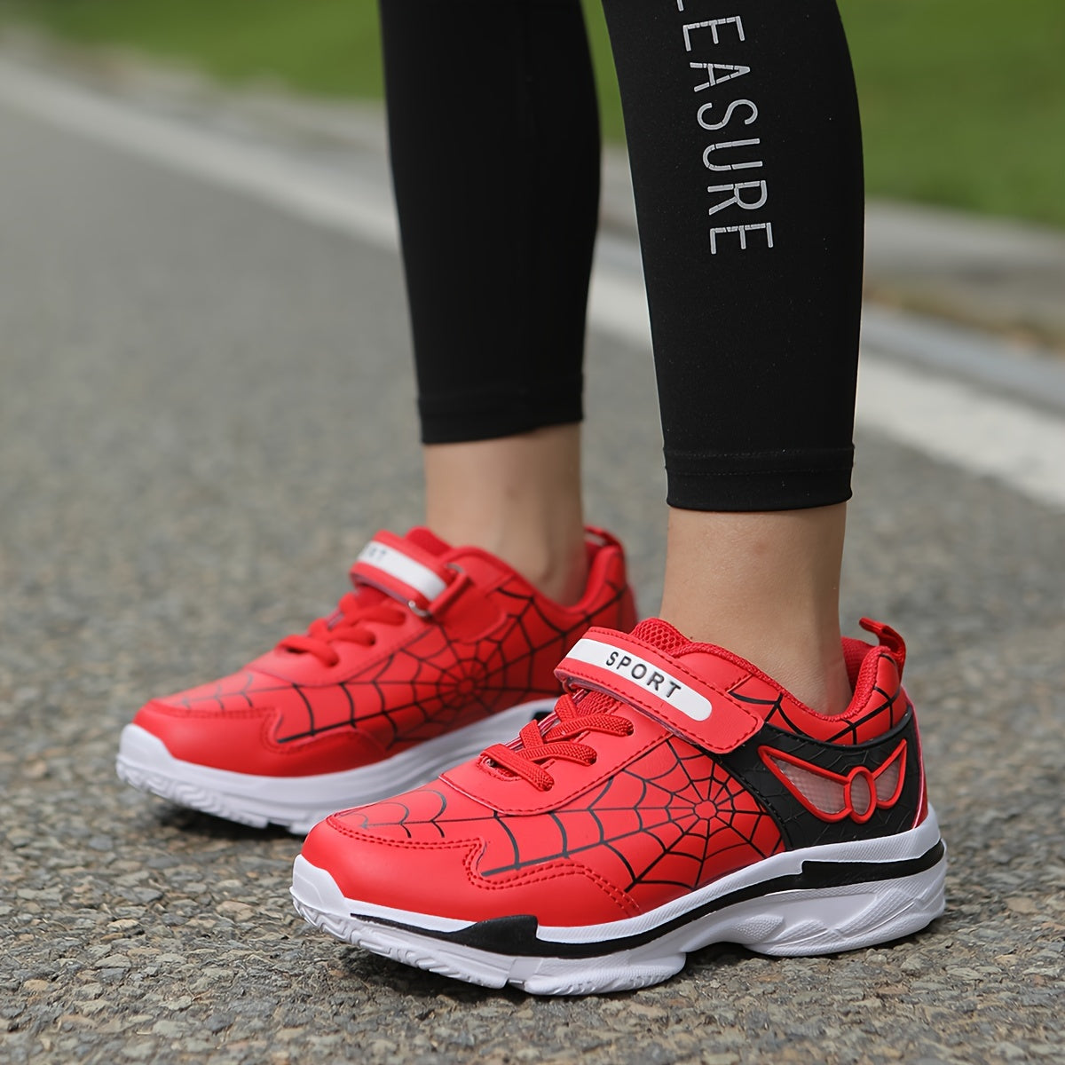 Bolalar sport krossovkalari multfilm to'siq dizayni bilan, engil va nafas oladigan, o'g'il va qizlar uchun mos. Yil davomida ochiq havoda faoliyatlar uchun ideal.