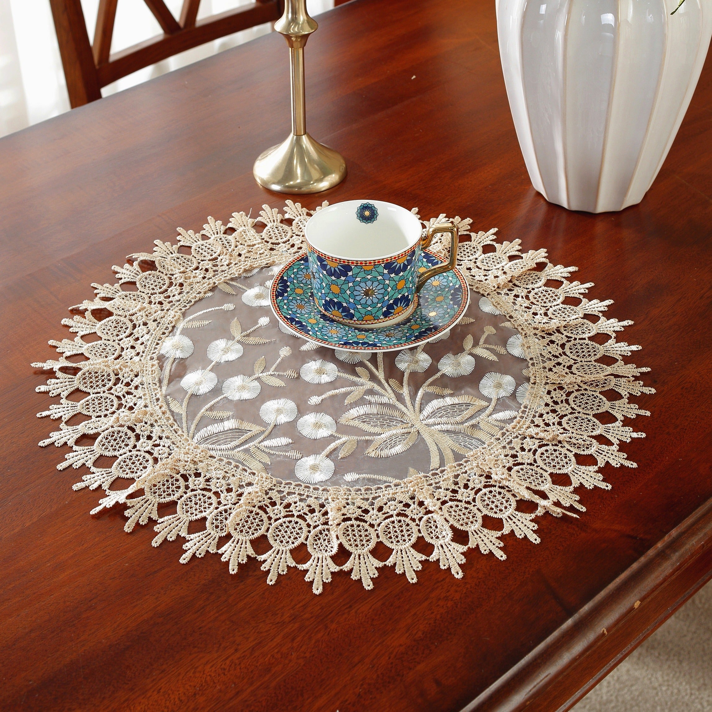 Individual de mesa de satén jacquard de poliéster grande y redondo con encaje bordado para mesa de comedor