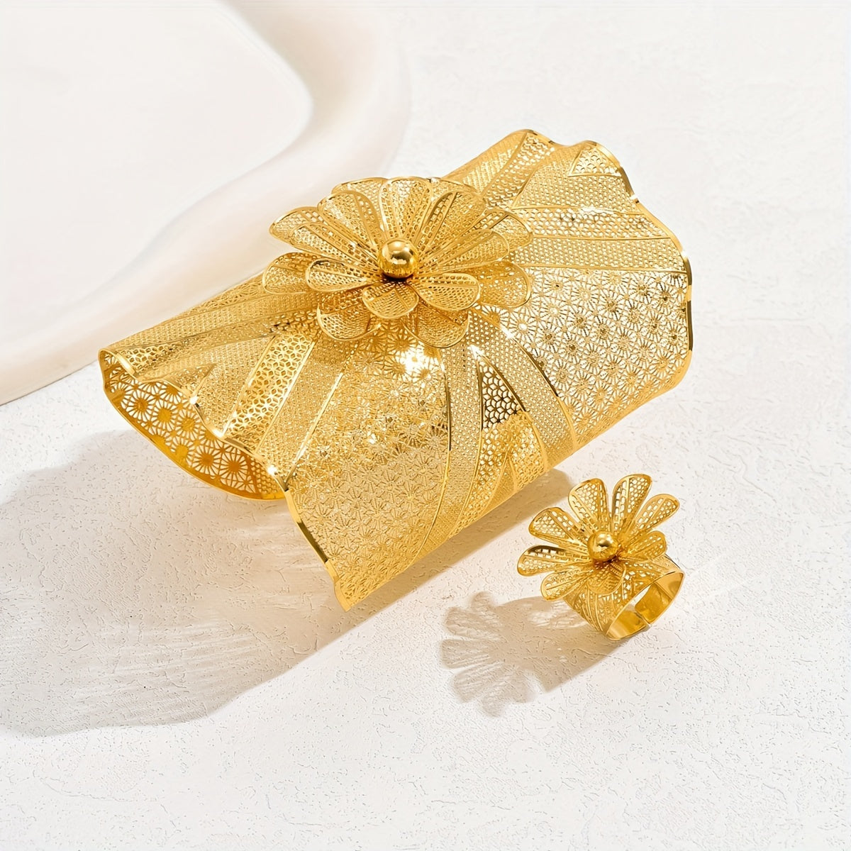 Стильный комплект из двух предметов: браслет и кольцо с замысловатыми цветочными вырезами, изготовленный из железа, идеален для свадеб и мероприятий - с европейским и американским влиянием.