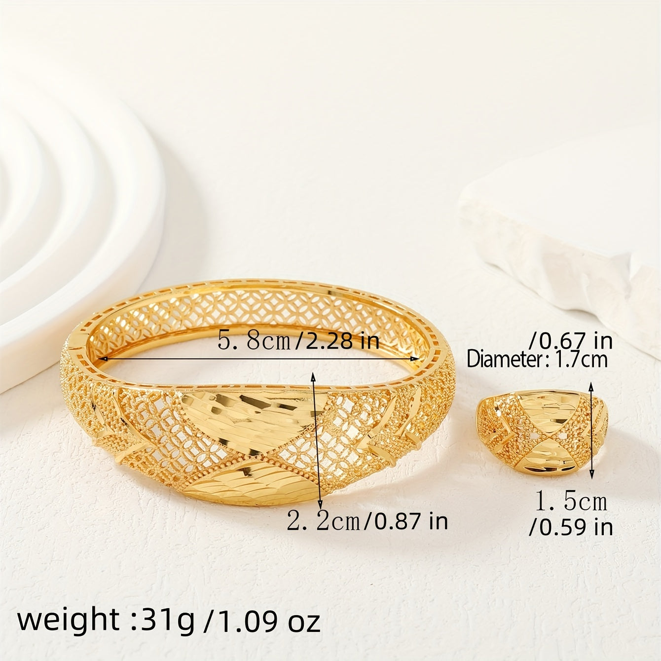 Ajoyib Vintage Zargarlik To'plami 24K Oltin Qoplangan Misda - Keng Qulf Bilaguzuk va Nozik Kesilgan Detallarga Ega Halqa, Har qanday mavsumda ayollar uchun ideal, Maxsus tadbirlar, masalan, to'ylar va banketlar uchun ideal.