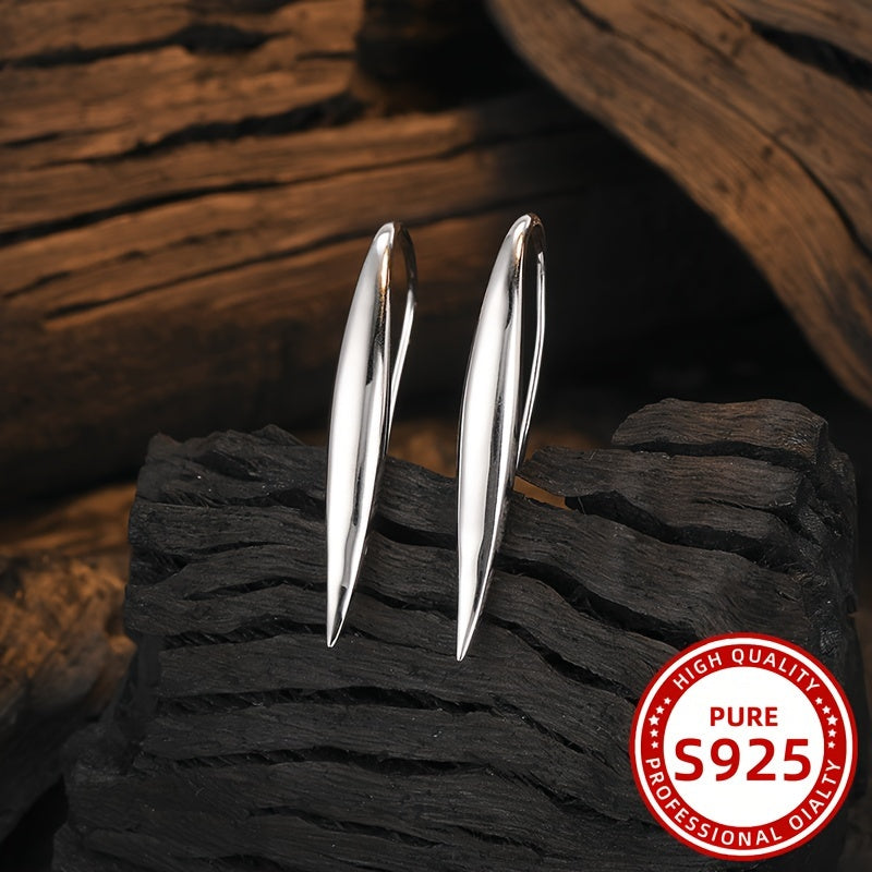 Ushbu nafis to'r vaqti uzuklari soddalik va noziklikni qadrlaydigan ayollar uchun mukammaldir. 925 sterling kumushdan tayyorlangan, og'irligi 3.6g va ularni banketlar, ta'tillar va partiyalarga kiyish uchun mos keladi.