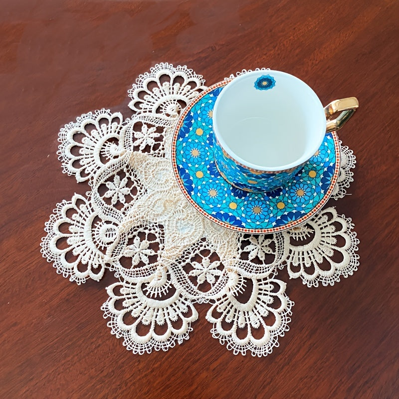 Элегантная круглая кружевная подставка под тарелки различных размеров. Изготовлена из полиэстера с вышитым водорастворимым кружевом. Машинная стирка и термостойкость. Подходит для домашнего декора, вечеринок и свадеб.