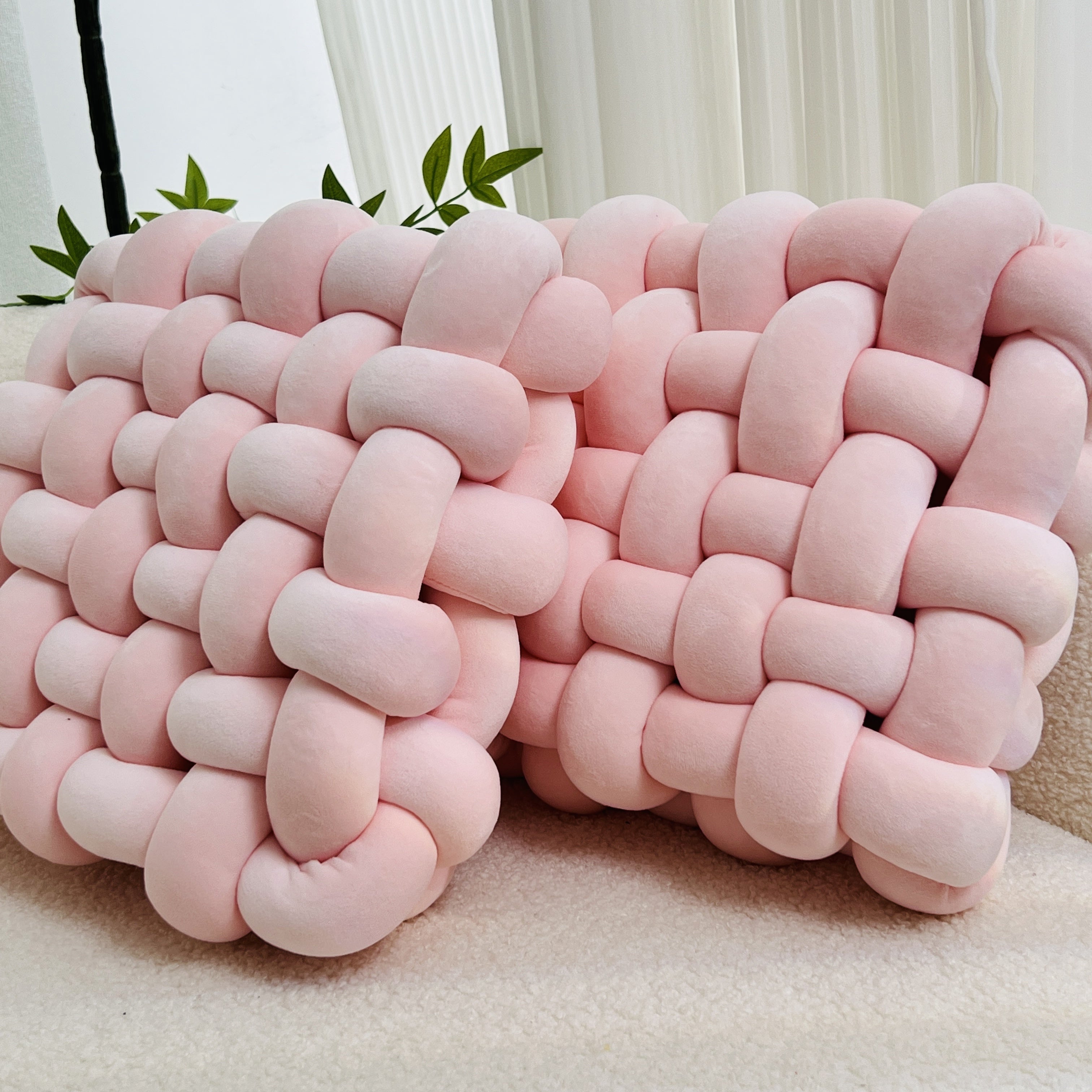 Мягкая подушка в виде узла, идеальна для домашнего декора в гостиных, спальнях и офисах.