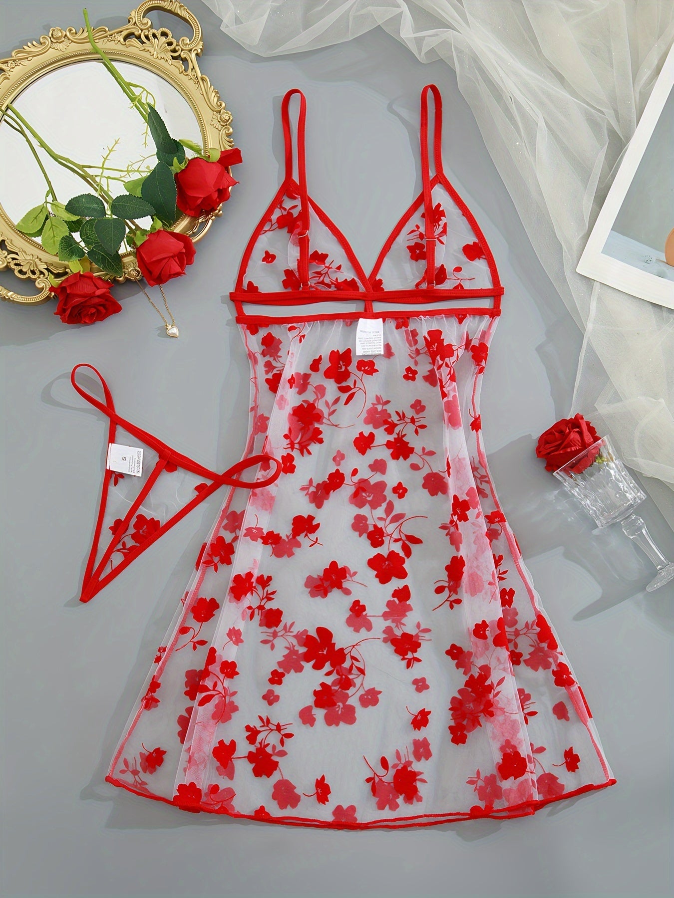 Qora gull naqshli shaffof bodysuit va thong pantylar bilan ichki kiyim