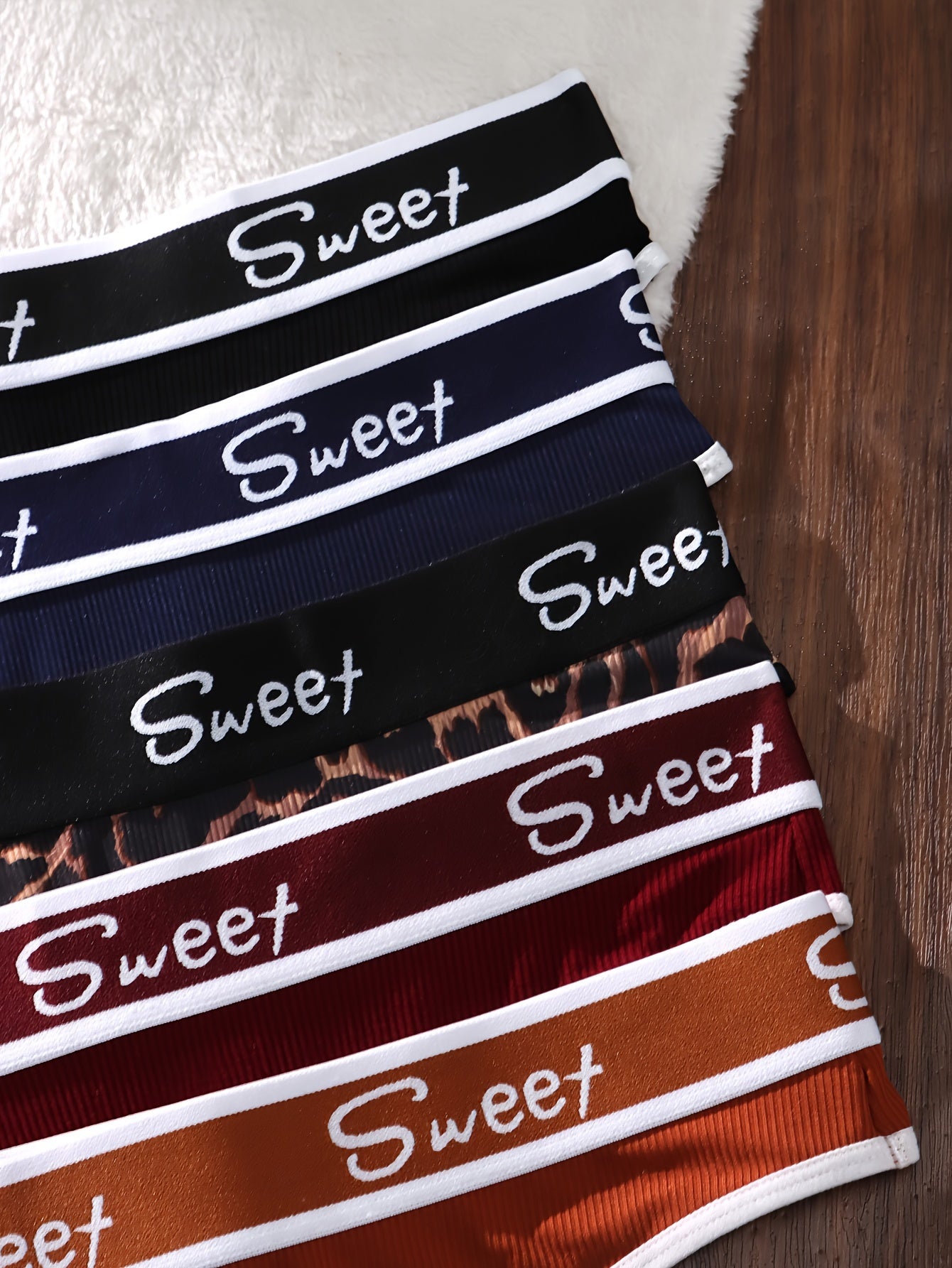 Ayollar uchun vintage uslubidagi 5 qismli ichki kiyim to'plami uchburchakli kubik sport brassiy va orqa qismi ochiq thongdan iborat. Polyester va elastan aralashmasidan tayyorlangan trikotaj mato.