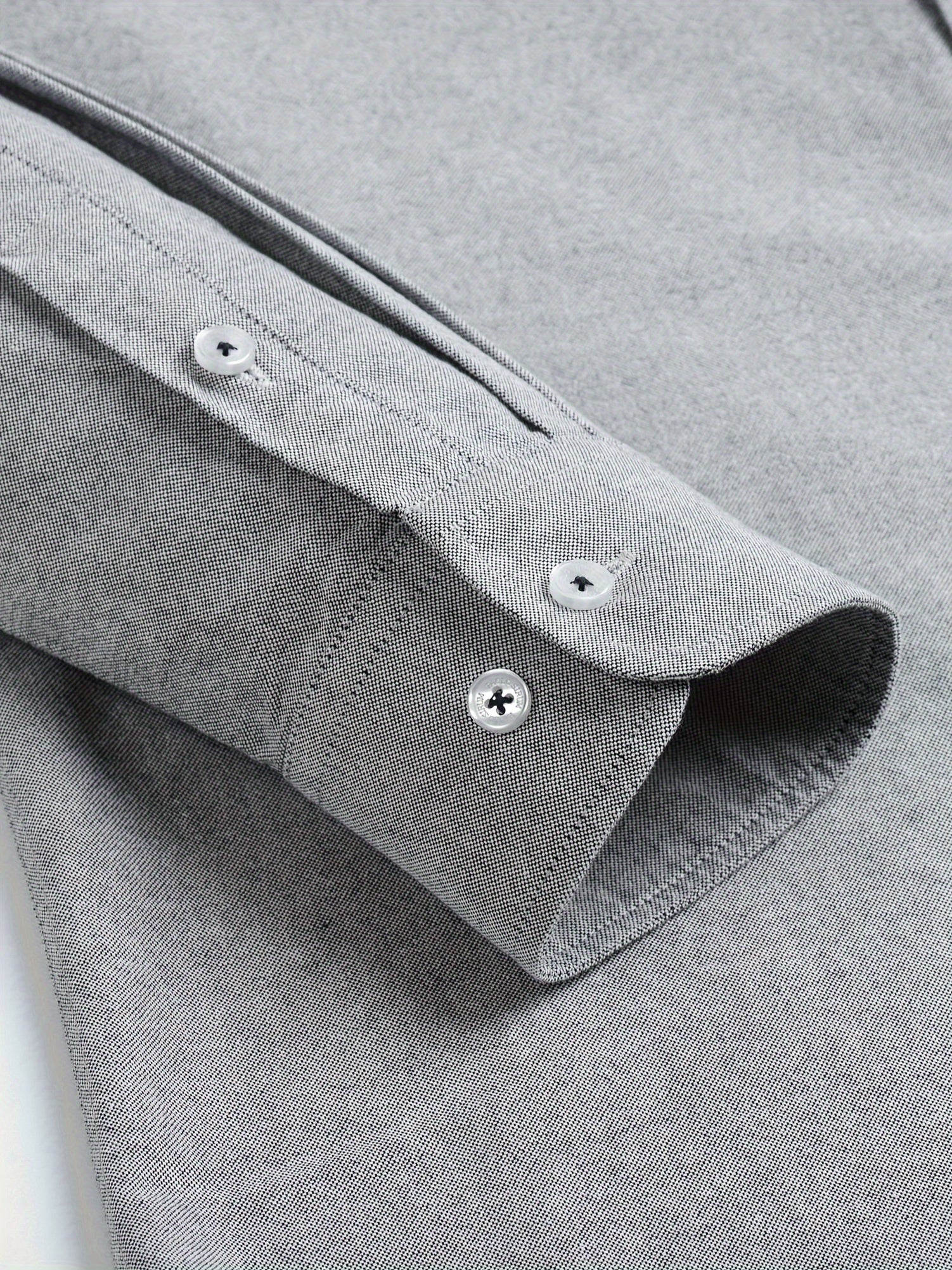 Vintage uslubidagi erkaklar uchun paxta o'rdak ko'ylagi, chiziqli yaka, uzun yenglar va ko'krak cho'ntagi bilan. Cho'zilmaydigan, tugmachali uslub, 2024 yil kuz uchun mukammal. Hashamatli plaid dizayni, erkaklar uchun ko'p maqsadli.