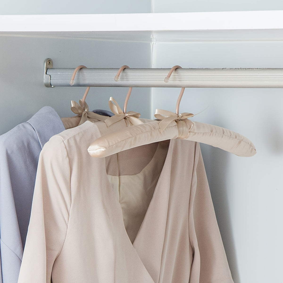 Juego de 10 elegantes perchas francesas de madera con acabado satinado y organizadores antideslizantes para armario
