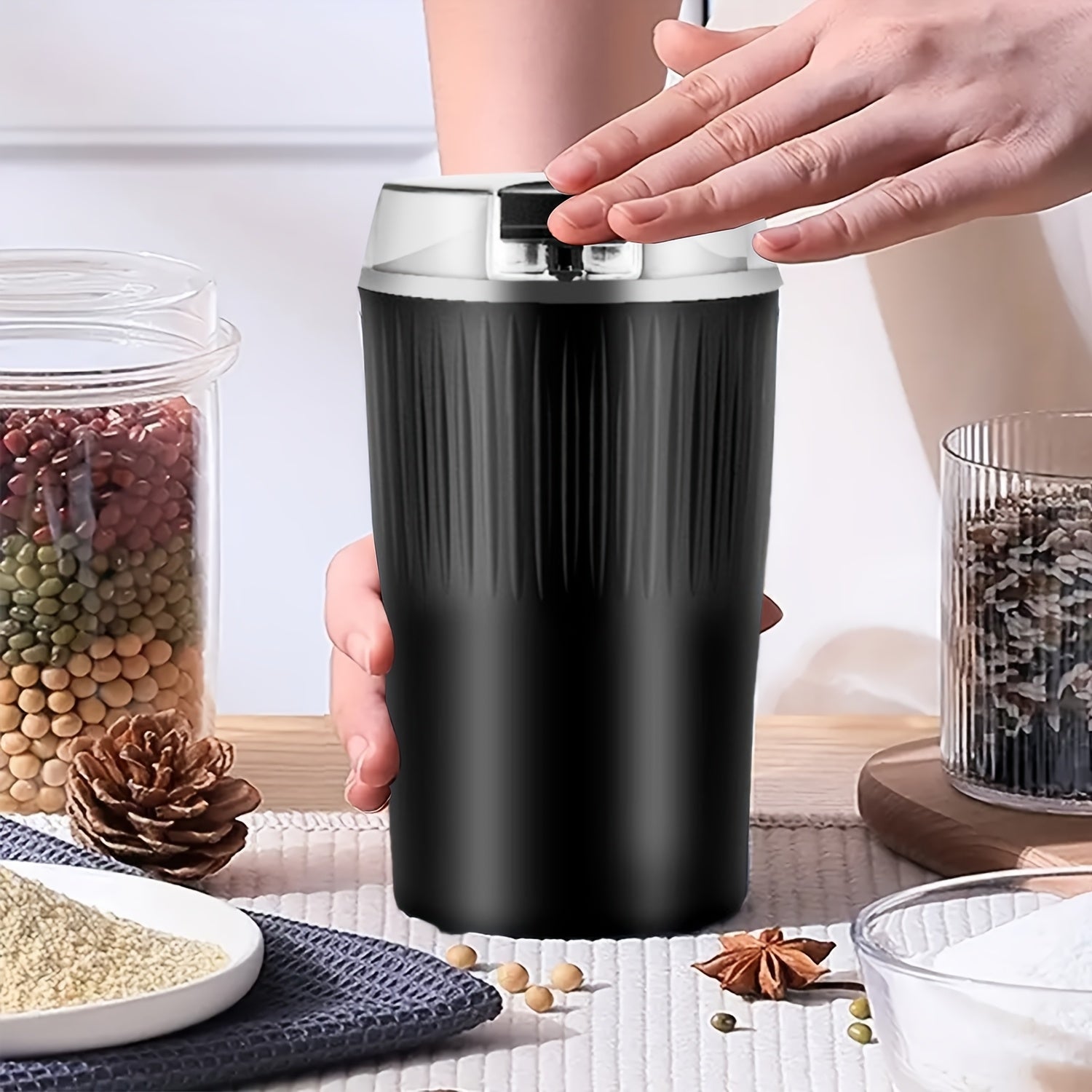 Uy elektr spice maydalagich, zanglamaydigan po'latdan yasalgan stakan korpus va oziq-ovqat sifatidagi material ichki qoplama bilan, kichik va portativ, oshxonada ziravorlar, loviya va donlarni maydalash uchun qulay foydalanish uchun.