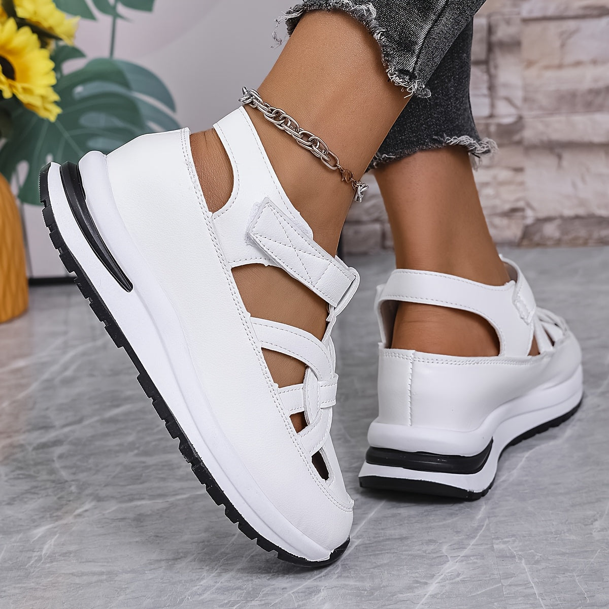 Ayollar uchun oq platformali sandallar, qalin sole va sozlanadigan kamar bilan