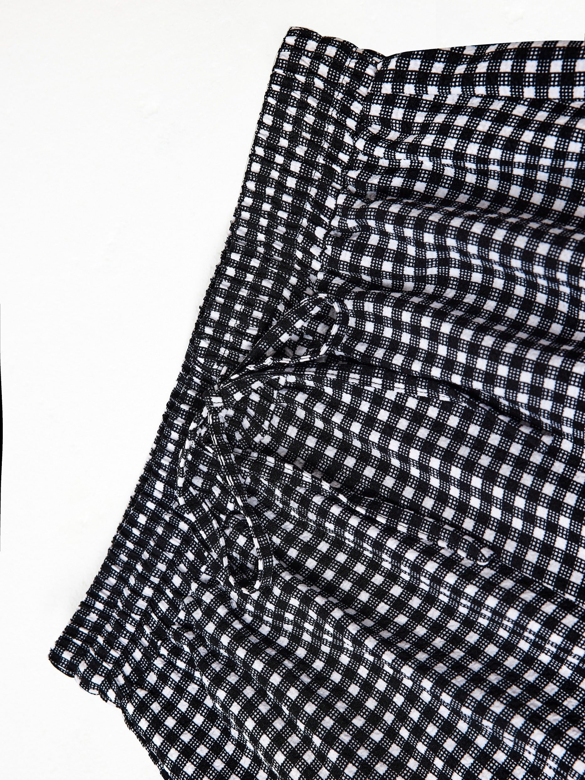 Kichik chiziqli keng oyoq shimlar, tortishqich bel bilan, bahor va yoz uchun mukammal.