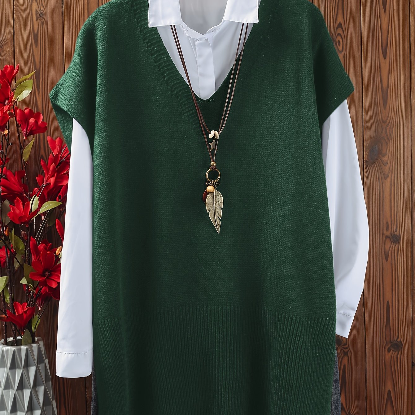 Katta o'lchamdagi ayollar uchun yirtqichlari bo'lgan bir rangli V-yuqori pullover.