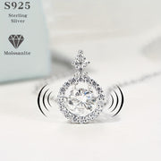 Trendy S925 sterling kumush yurak shaklidagi pendent 0.8 karat moissanit toshi bilan, ayollar uchun mukammal. Bu taqinchoq nafis clavicle zanjir dizayni bilan bo'lib, yengil va kiyish oson, faqat 3.2g og'irlikda. Ular uchun ideal, kimlar sevadi izlab