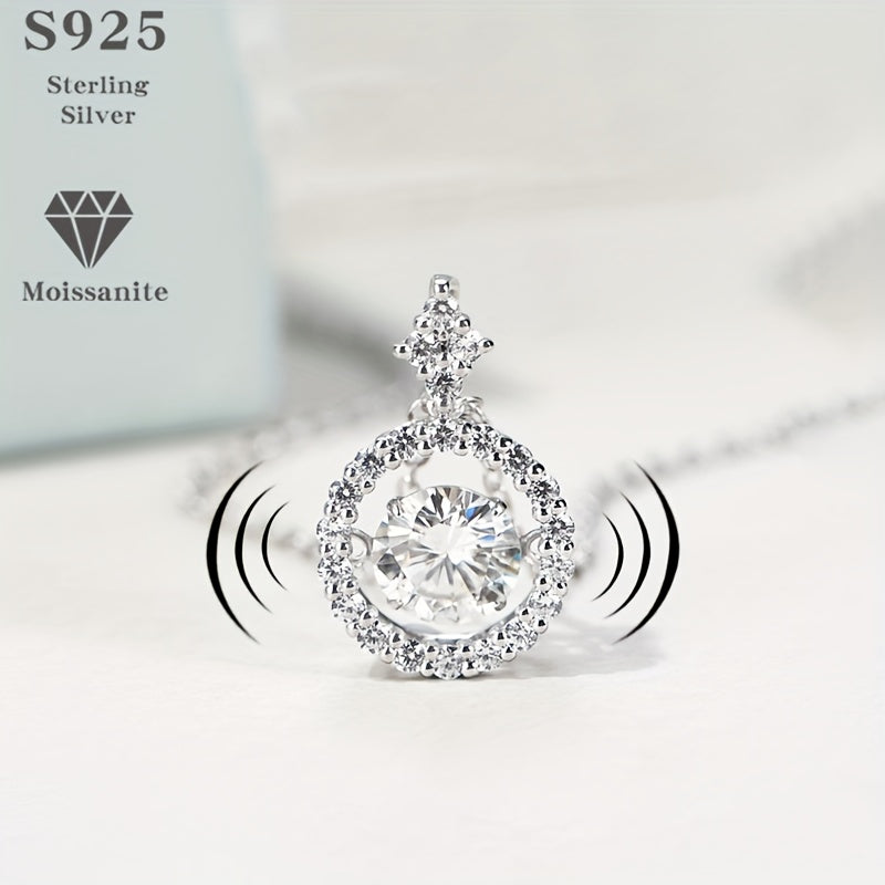 Trendy S925 sterling kumush yurak shaklidagi pendent 0.8 karat moissanit toshi bilan, ayollar uchun mukammal. Bu taqinchoq nafis clavicle zanjir dizayni bilan bo'lib, yengil va kiyish oson, faqat 3.2g og'irlikda. Ular uchun ideal, kimlar sevadi izlab
