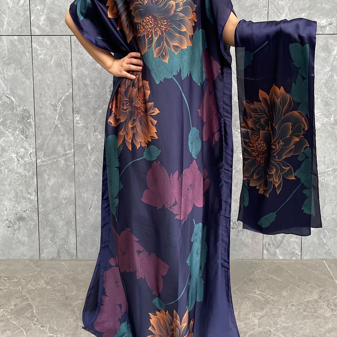 Ayollar uchun kattaroq o'lchamdagi gul naqshli tunika kiyiwi va sharf, polyester, batwing qo'lqopli, barcha mavsum uchun