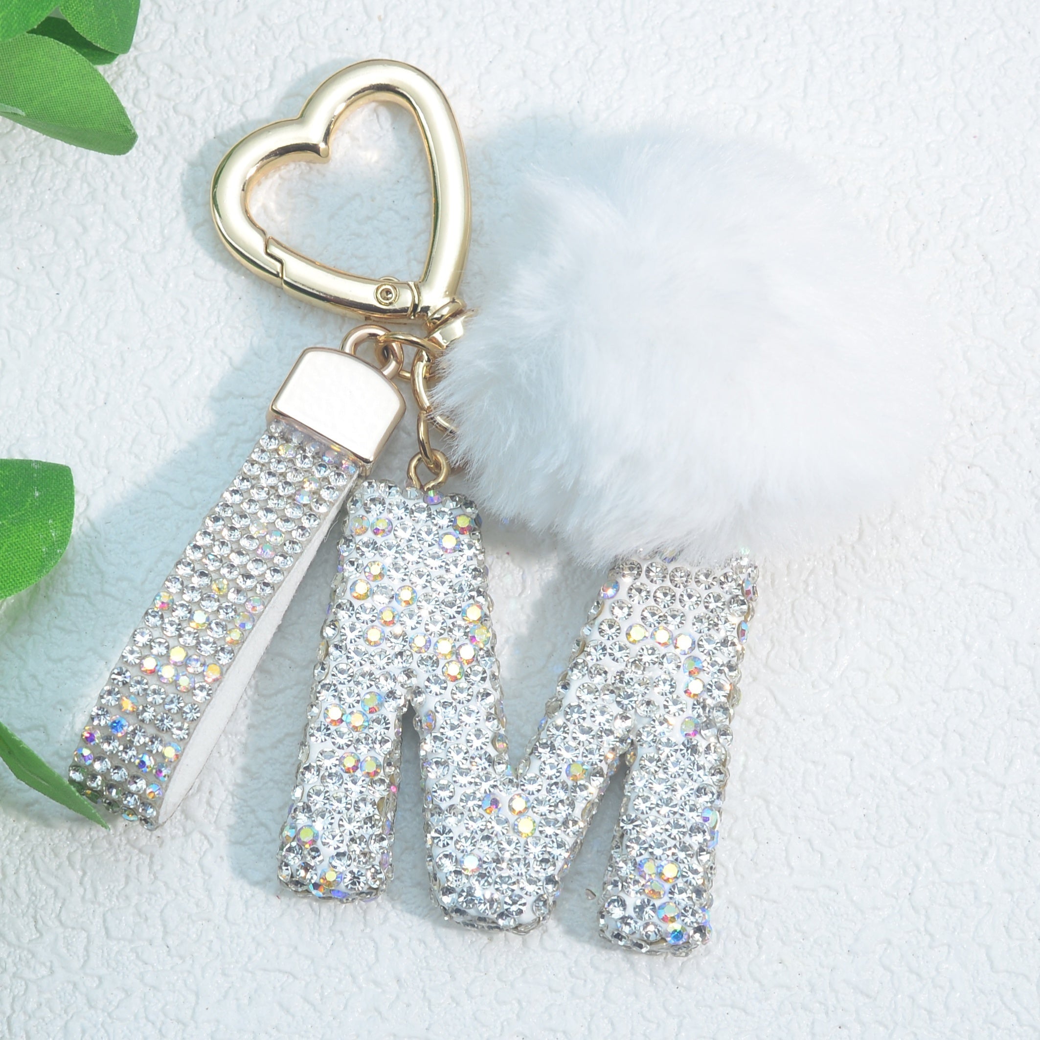 Llavero de PVC con iniciales de pedrería rosa y blanca con cierre de puño para mujeres