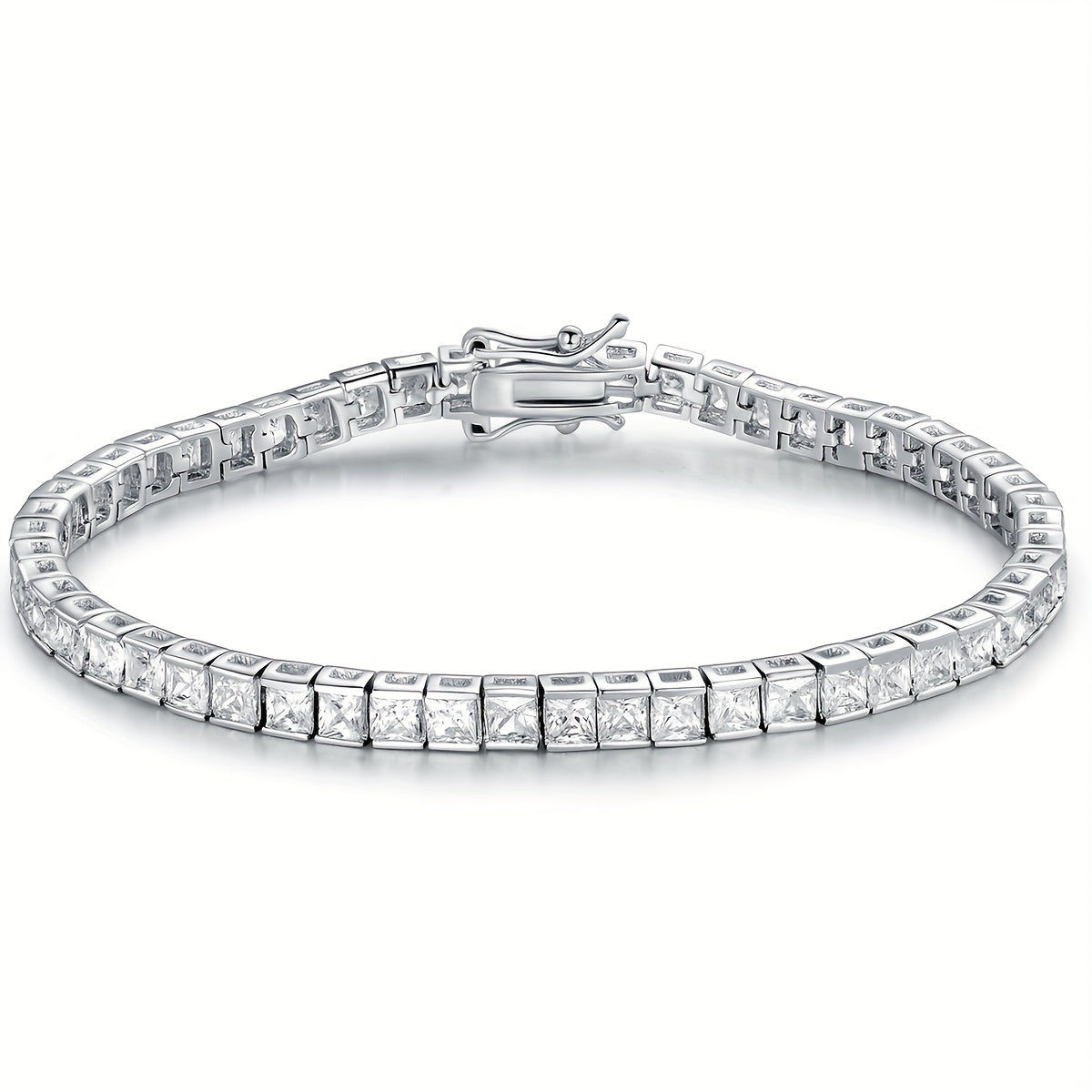 To'rtburchak, porloq zirkoni tennis bilaguzukini o'z ichiga olgan nafis qo'l zargarlik bezaklari.