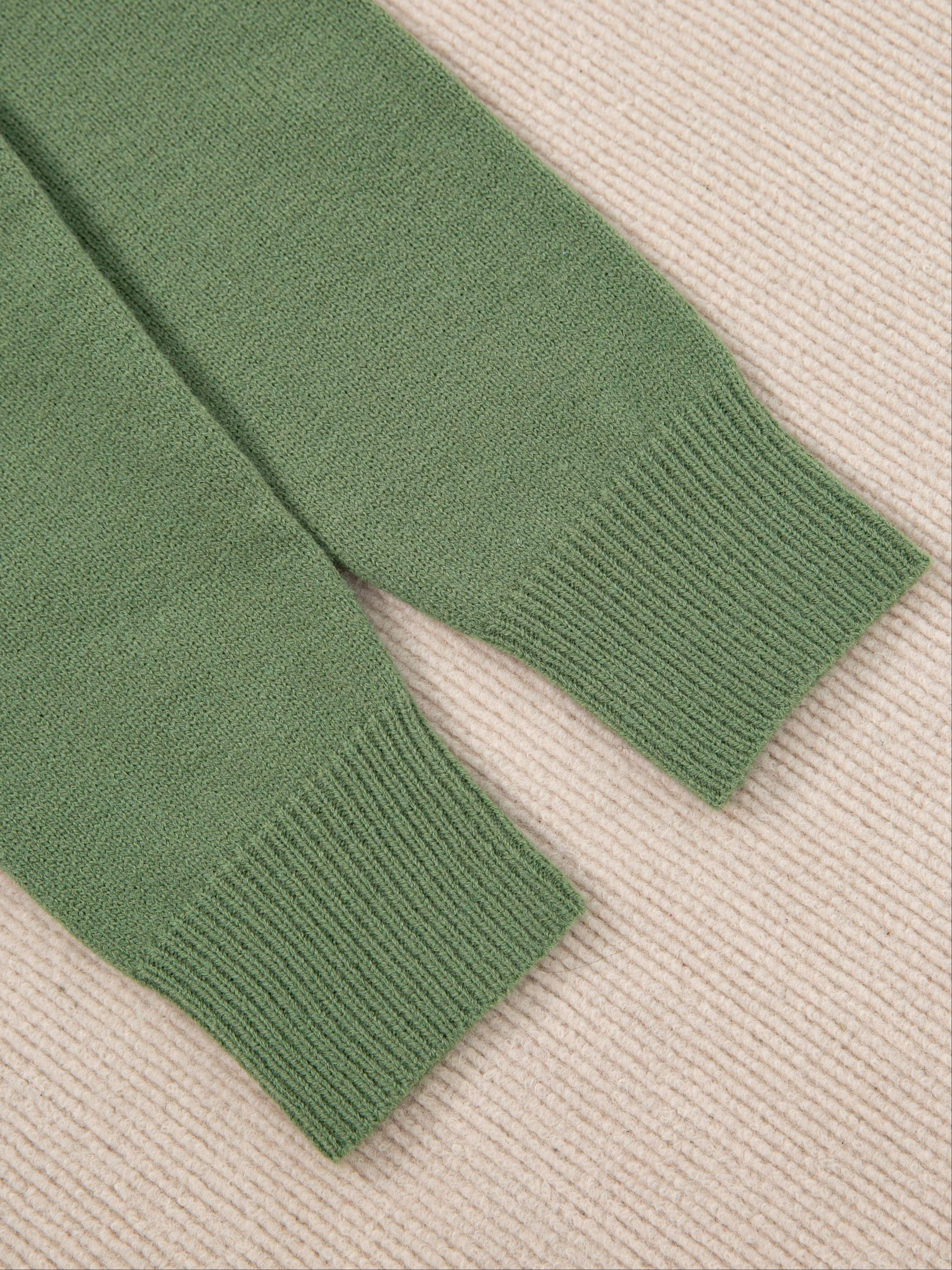 Katta V-shaklidagi sviter tugmachalar bilan