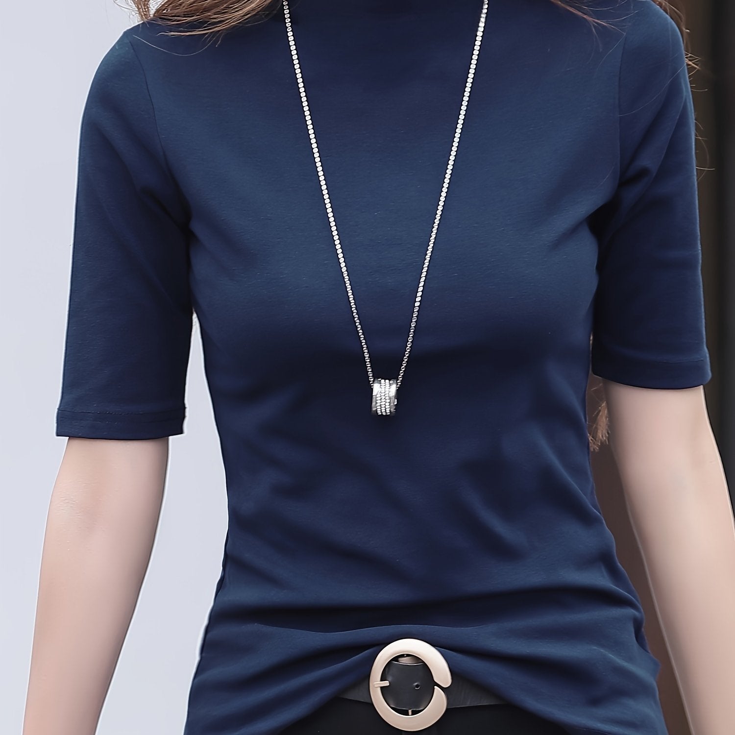 Женская футболка с высоким воротником однотонного цвета, изготовленная из полиэфирной трикотажной ткани, с обычной посадкой для весенне-осеннего сезона.