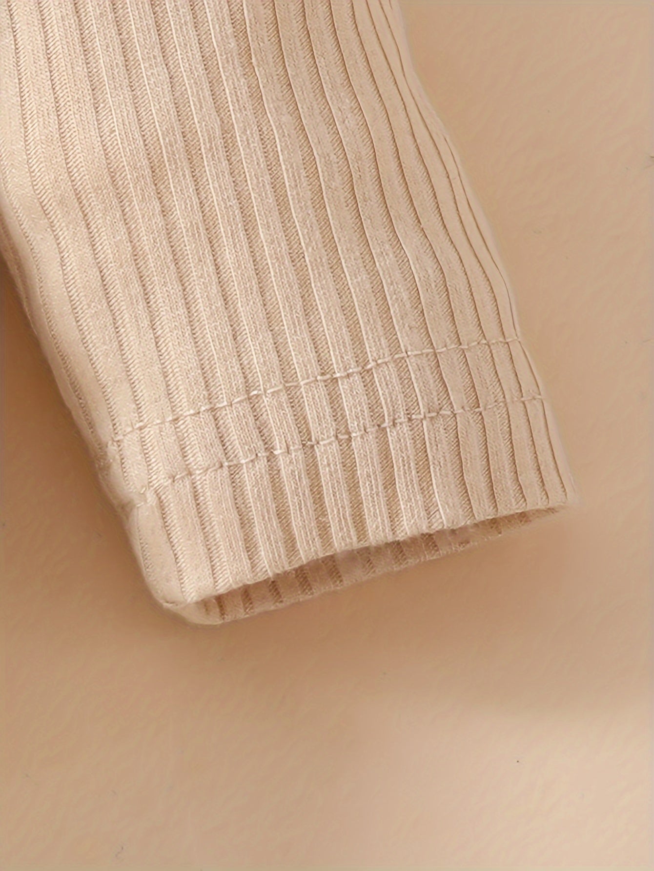 Uzoq yengli ko'ylak va shimlar bilan bosh o'ralgan uch qismli to'plam.