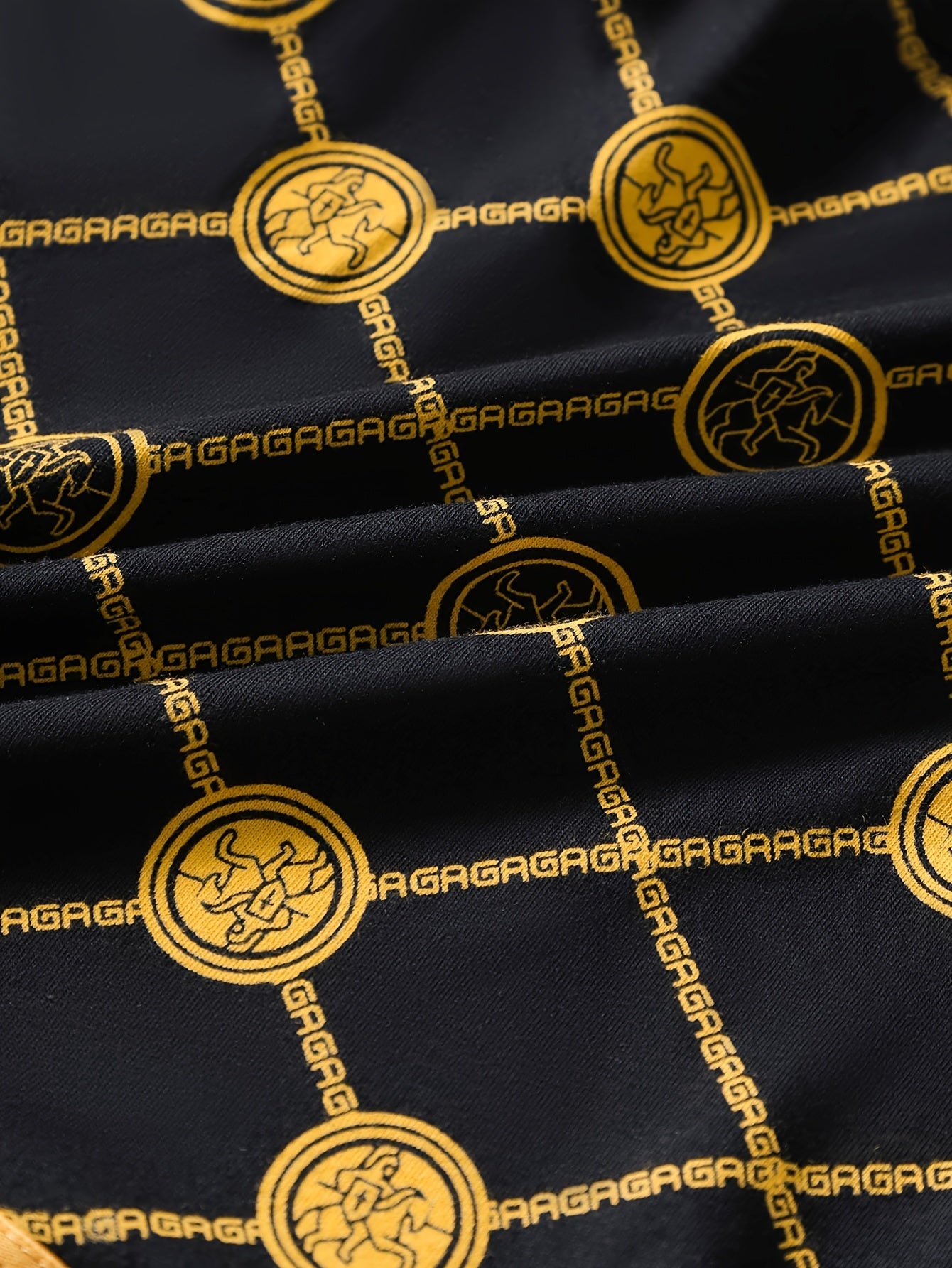 4 ta erkaklar uchun boxer shortlari, zamonaviy qora va oltin bosma bilan, har kuni va sport uchun qulay, yumshoq, cho'ziluvchan va nafas oladigan polyester aralashmasidan tayyorlangan.