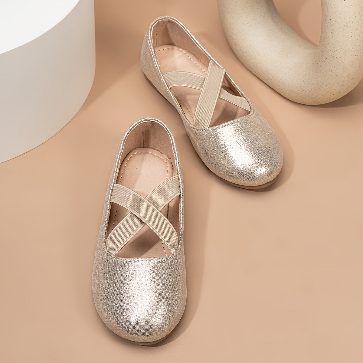 Qizlar uchun elastik xoch shaklidagi bog'ichlari bo'lgan balet poyabzallari