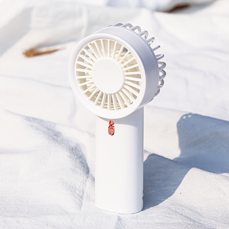Bir shamol tezligi bilan mini ventilyator qoʻlda yoki stol ustida ishlatilishi mumkin, yoz va turli faoliyatlar uchun mos. Batareyalar kiritilmagan. Har qanday yosh va holatlar uchun mos.