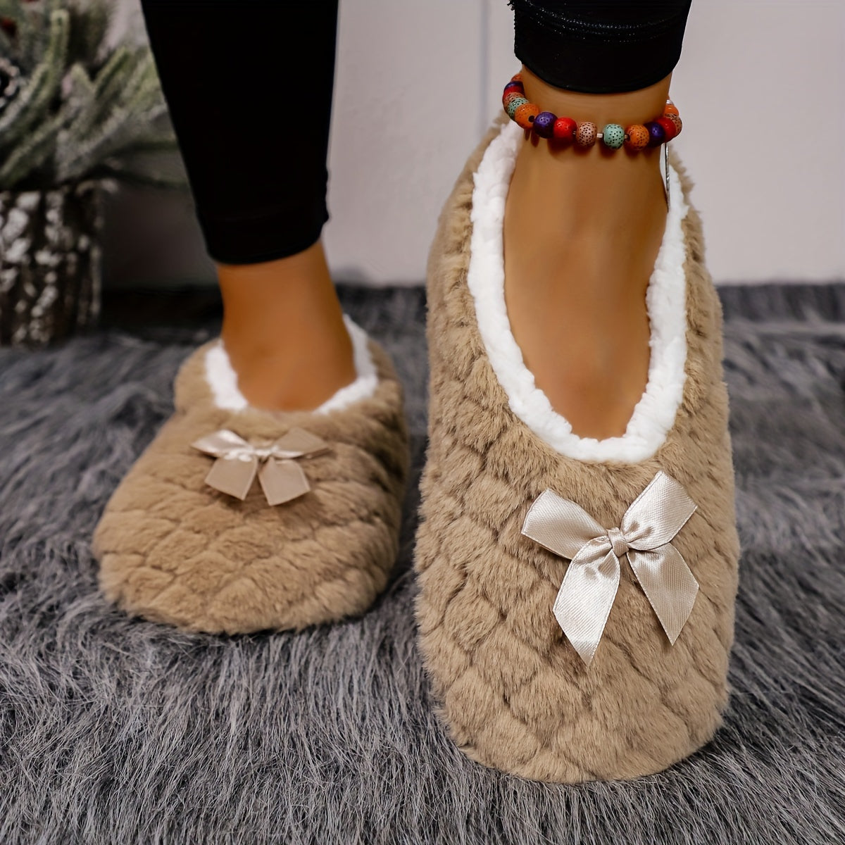 Ayollar uchun plüsh rombli bosimli qishda chanoq bilan bog'langan ayollar uchun shippaklar, gulchambar bilan, yopishqoqsiz tagi, pushti