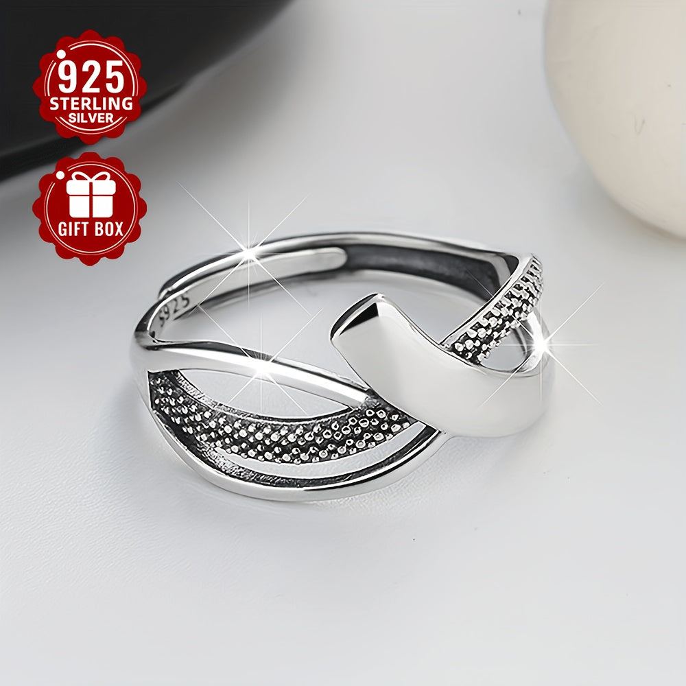 Ushbu nafis kumush uzuk vintage geometrik dizayni bilan ajralib turadi, oddiy va noyob uslubi bilan, uni kundalik yig'ilishlar uchun ideal qiladi. U taxminan 2.5g og'irlikda bo'lib, ayollarning barmoqlari uchun mukammal.