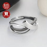 Ushbu nafis kumush uzuk vintage geometrik dizayni bilan ajralib turadi, oddiy va noyob uslubi bilan, uni kundalik yig'ilishlar uchun ideal qiladi. U taxminan 2.5g og'irlikda bo'lib, ayollarning barmoqlari uchun mukammal.