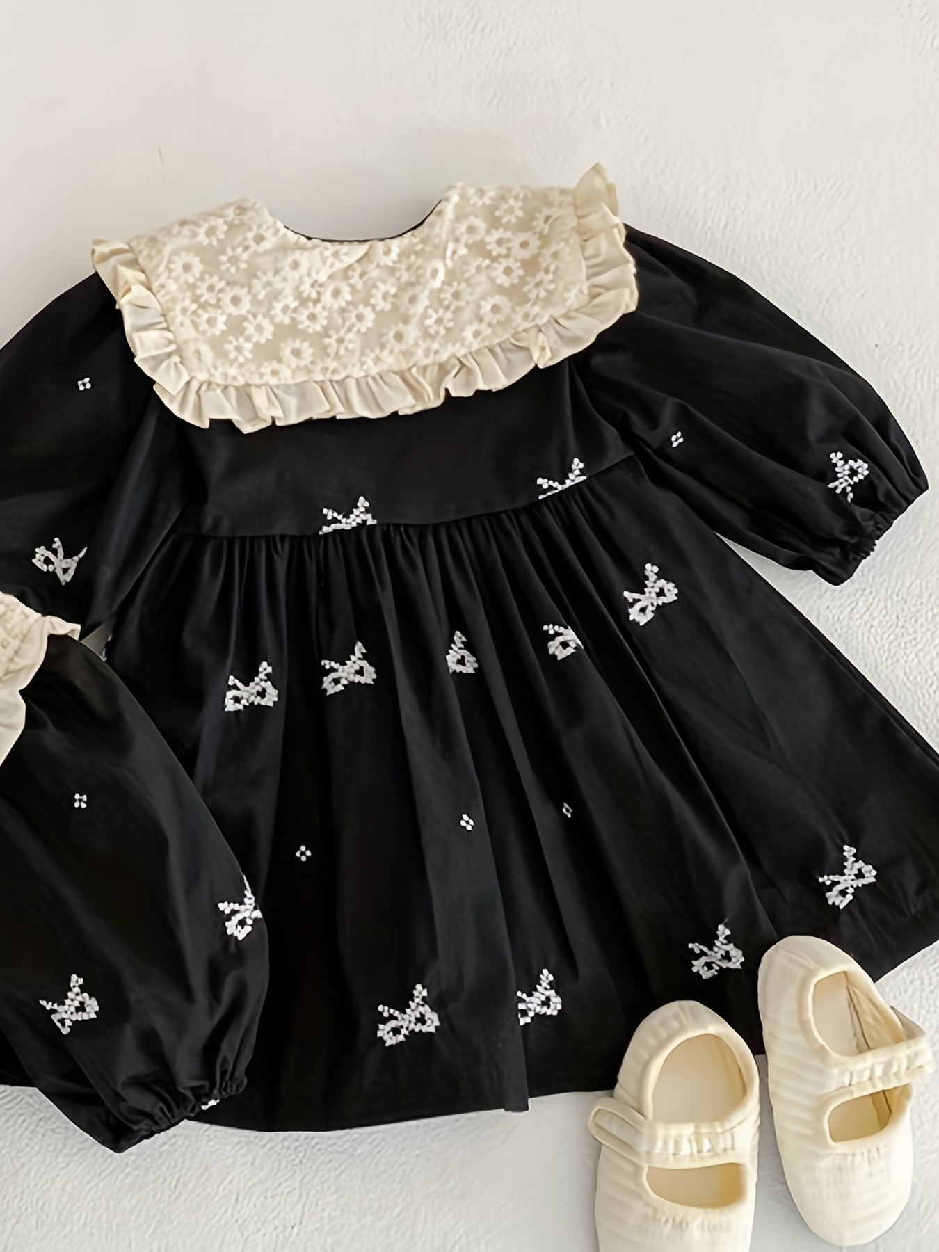 Девочки платье из черного хлопка с цветочным принтом, бантом в виде бабочки и рюшей на воротнике для весенних прогулок на свежем воздухе