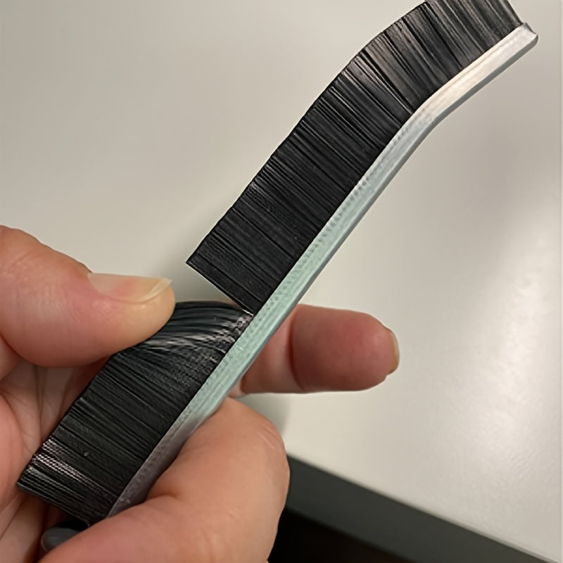 Ko‘p maqsadli tozalash cho‘tkasi to‘q, qattiq qirralar va uzoq tutqich bilan